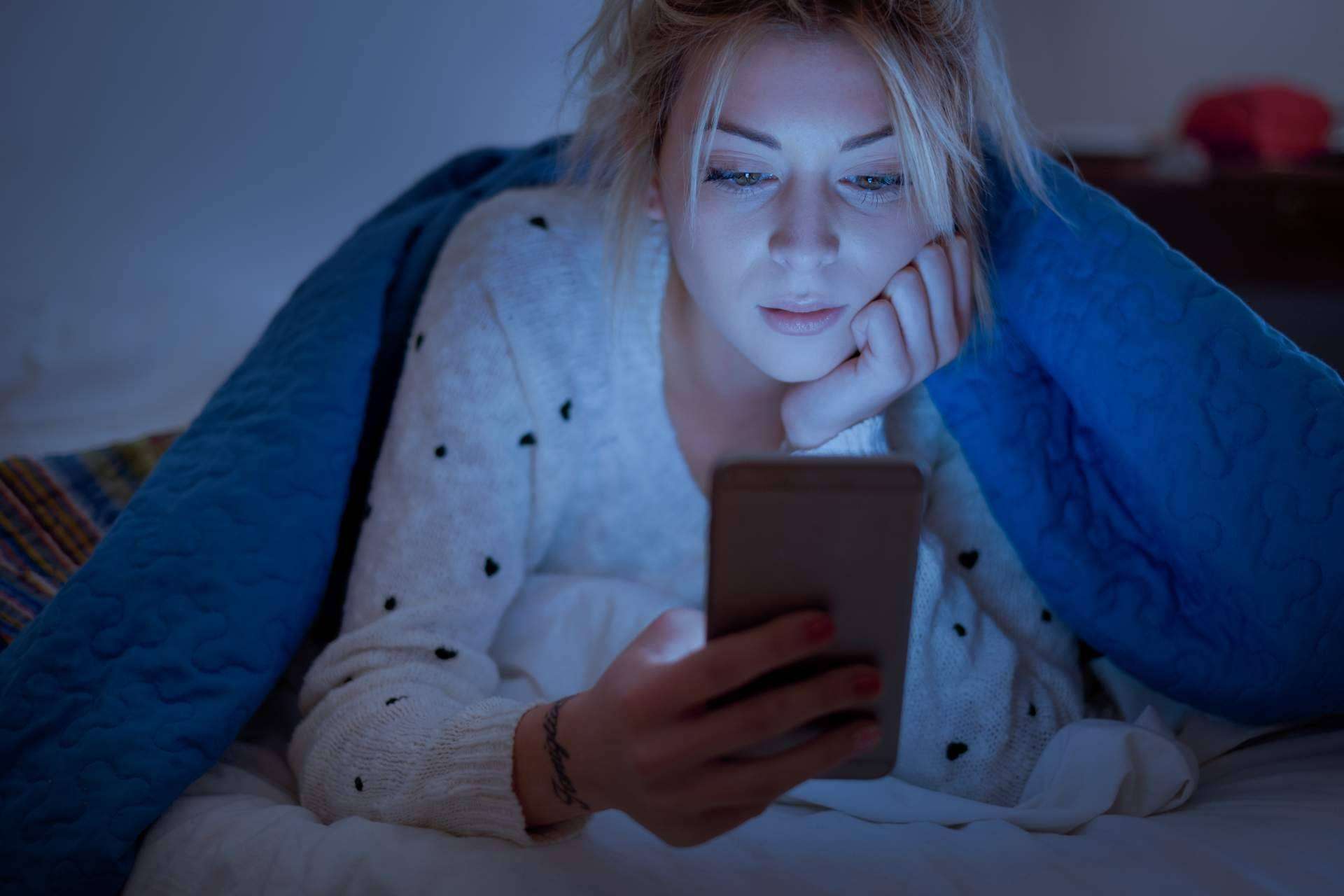 El impacto de la luz azul de las pantallas en la vista, por Castor Sunglasses