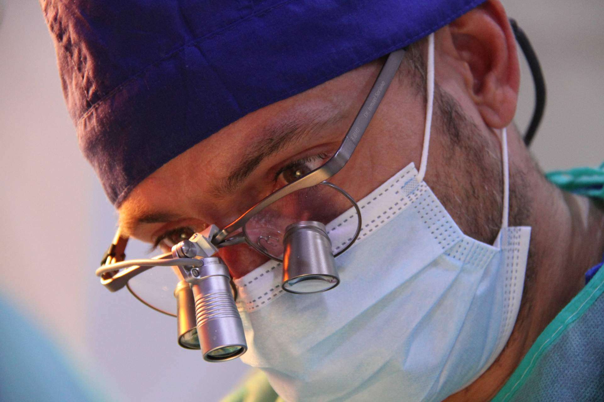 El experto cirujano Dr. Ismael Soriano realiza implantes cigomáticos