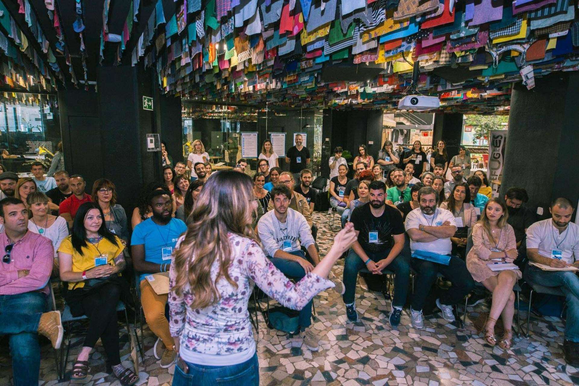 Controlar los nervios al hablar en público para garantizar una comunicación óptima es posible con el programa Traspasa la Pantalla de Mónica Galán
