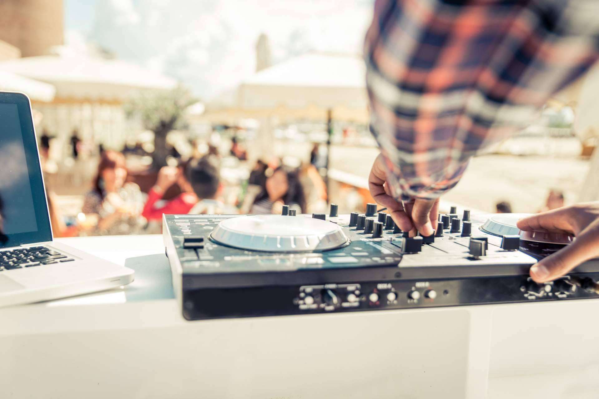 Escoger las mejores canciones para una fiesta con el DJ del momento: Iñaki Musik