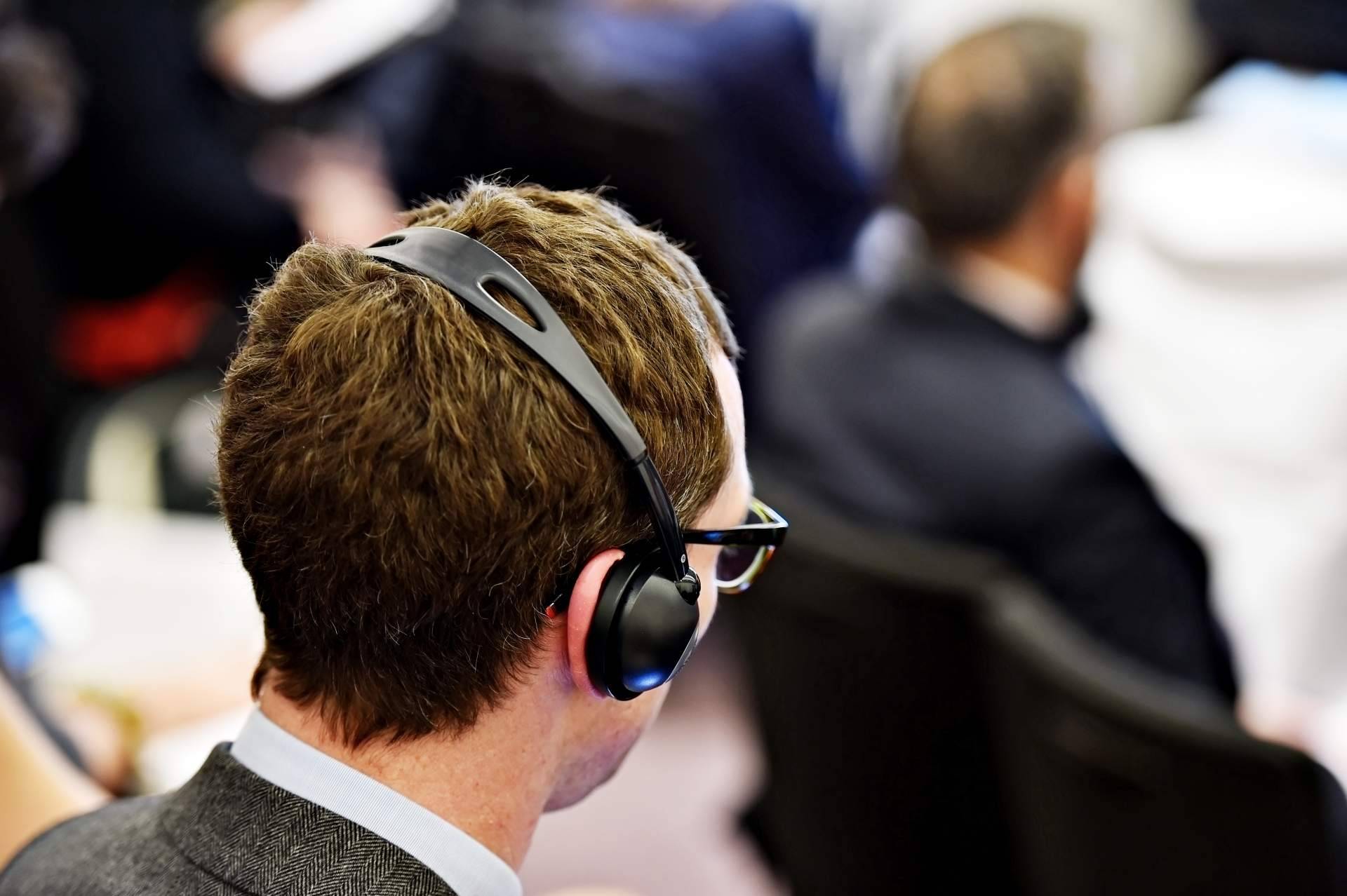 Traductor.one ofrece un traductor de voz con auriculares, una de las mejores herramientas para entender otros idiomas