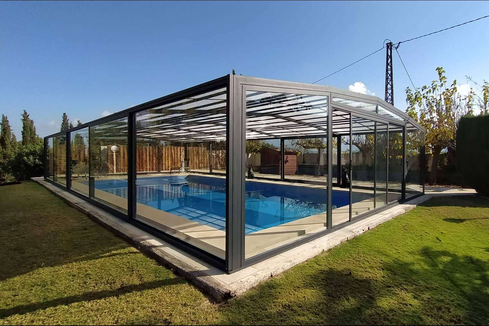 Mayor seguridad a las piscinas con las modernas coberturas de vidrio de COVERTTO