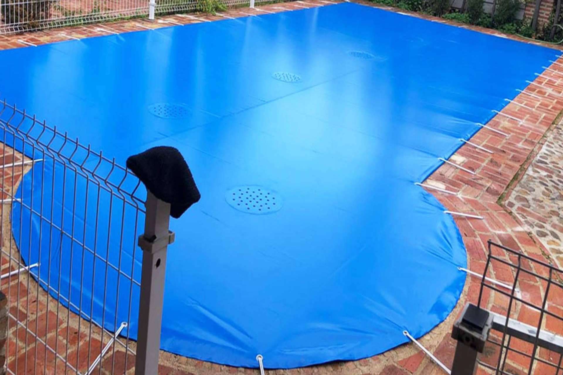 Mantener intacta el agua con los cobertores de piscina para invierno de Toldos Picasso