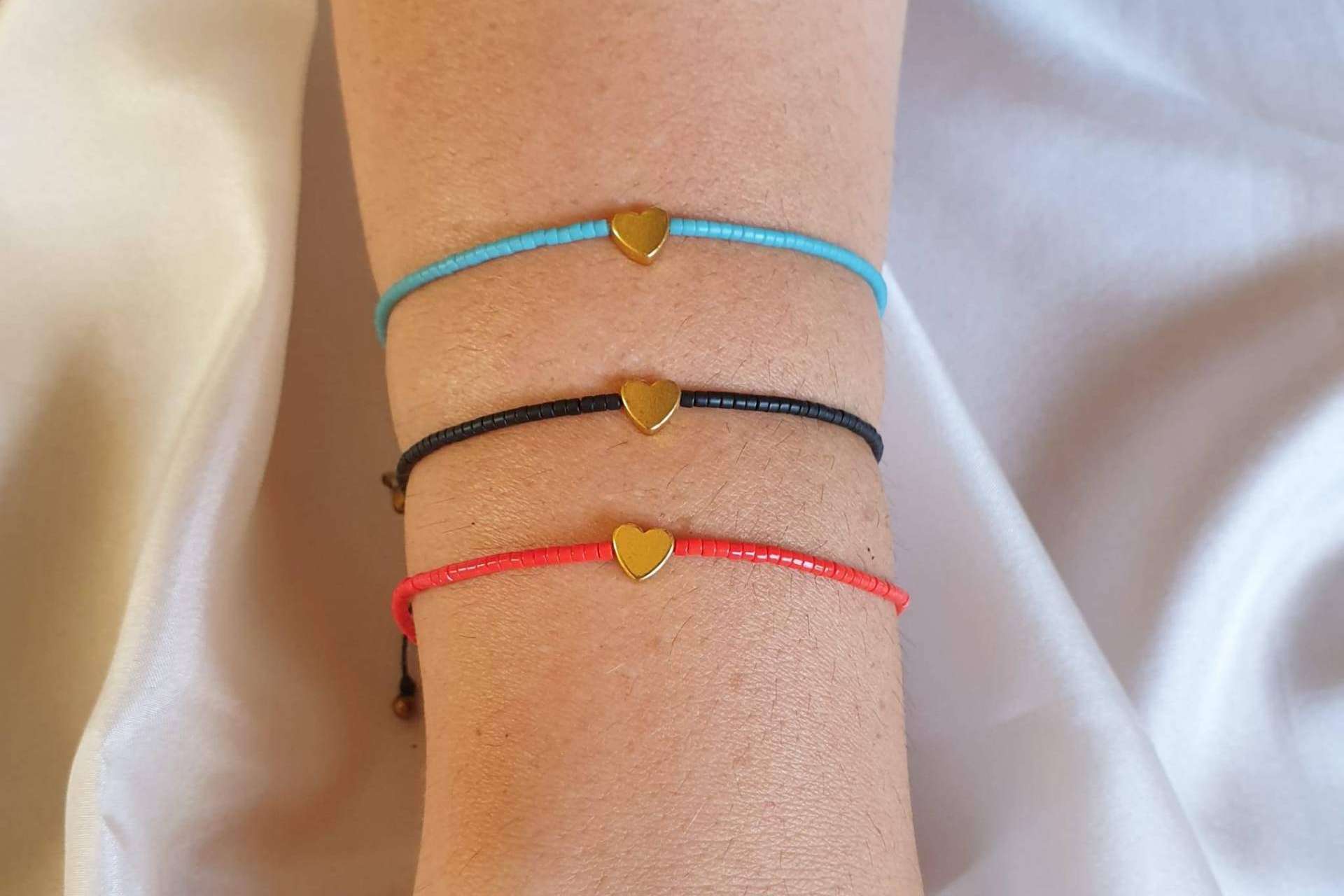 Combinar todos los outfits con las pulseras de cristal de colores de Dkary