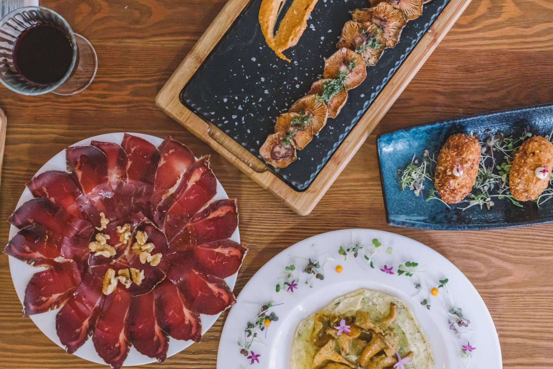 Vic Brasería, el restaurante especialista en carnes y verduras a la brasa ubicado en Barcelona