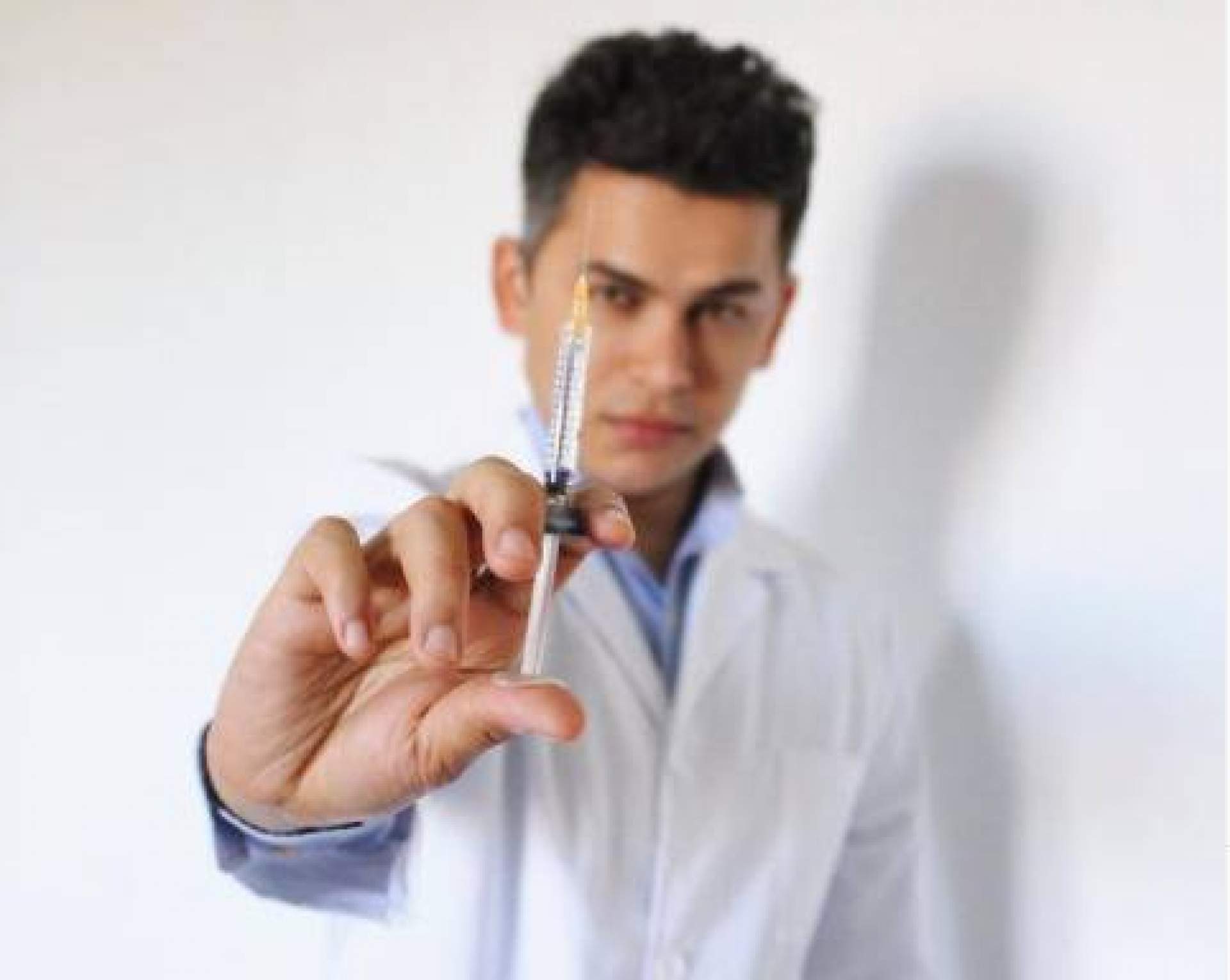 Talento y experiencia para rejuvenecer la mirada con el Dr. Castellar