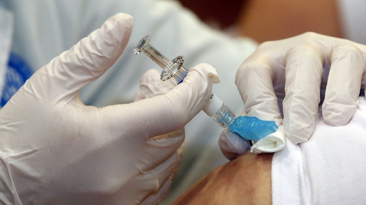 Sanitarios, embarazadas y casos de riesgo, prioritarios en la vacunación de la gripe 21/22
