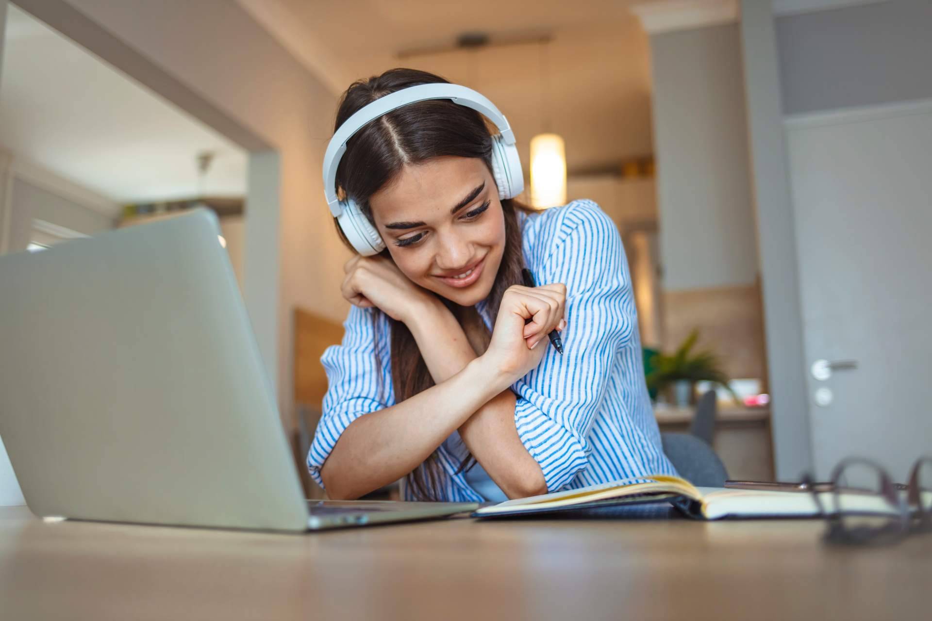 Ayuda Universitaria ofrece tutorías online para el TFM