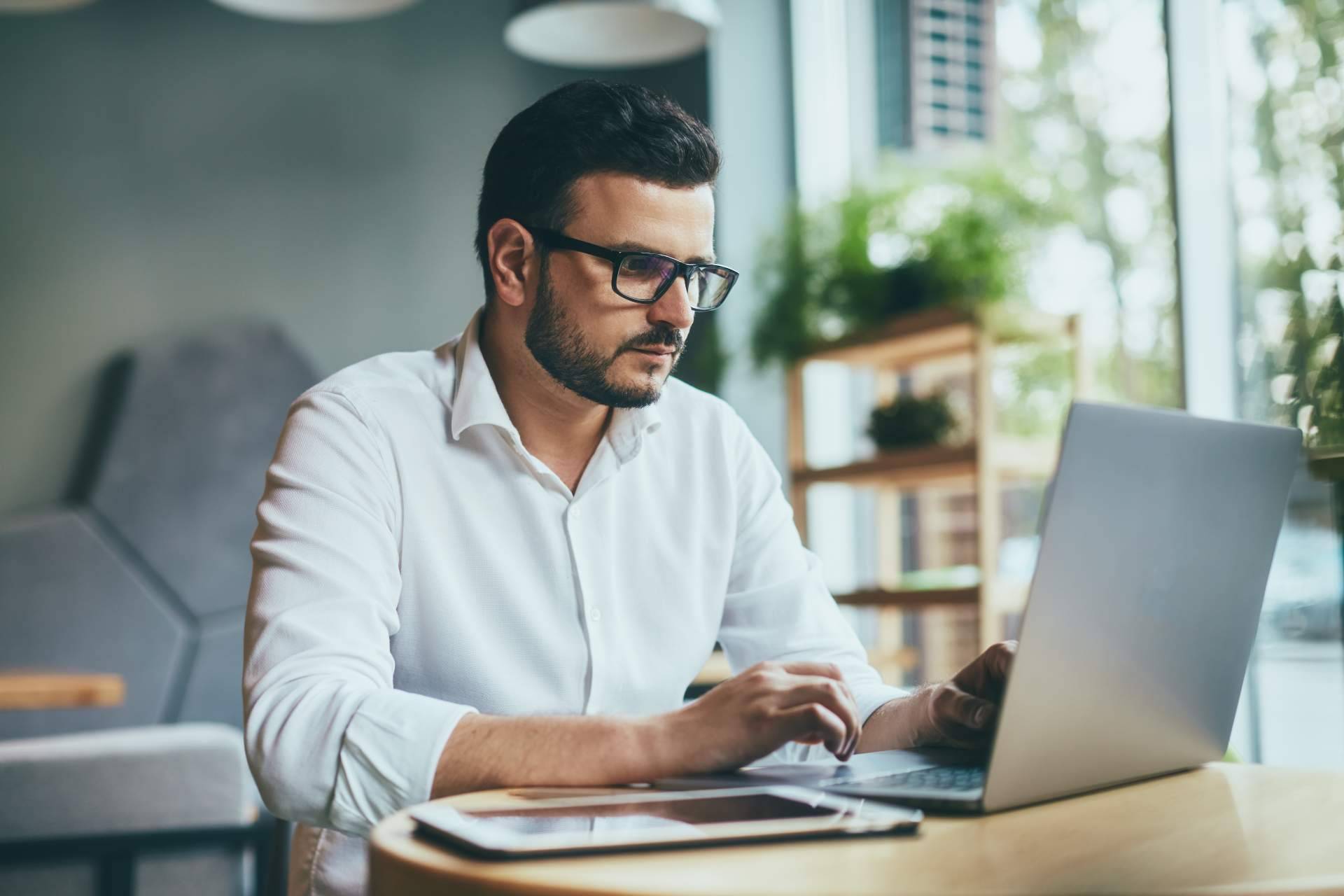 Aprender a trabajar de cuenta ajena a cuenta propia, de la mano de Academia Alto Rendimiento