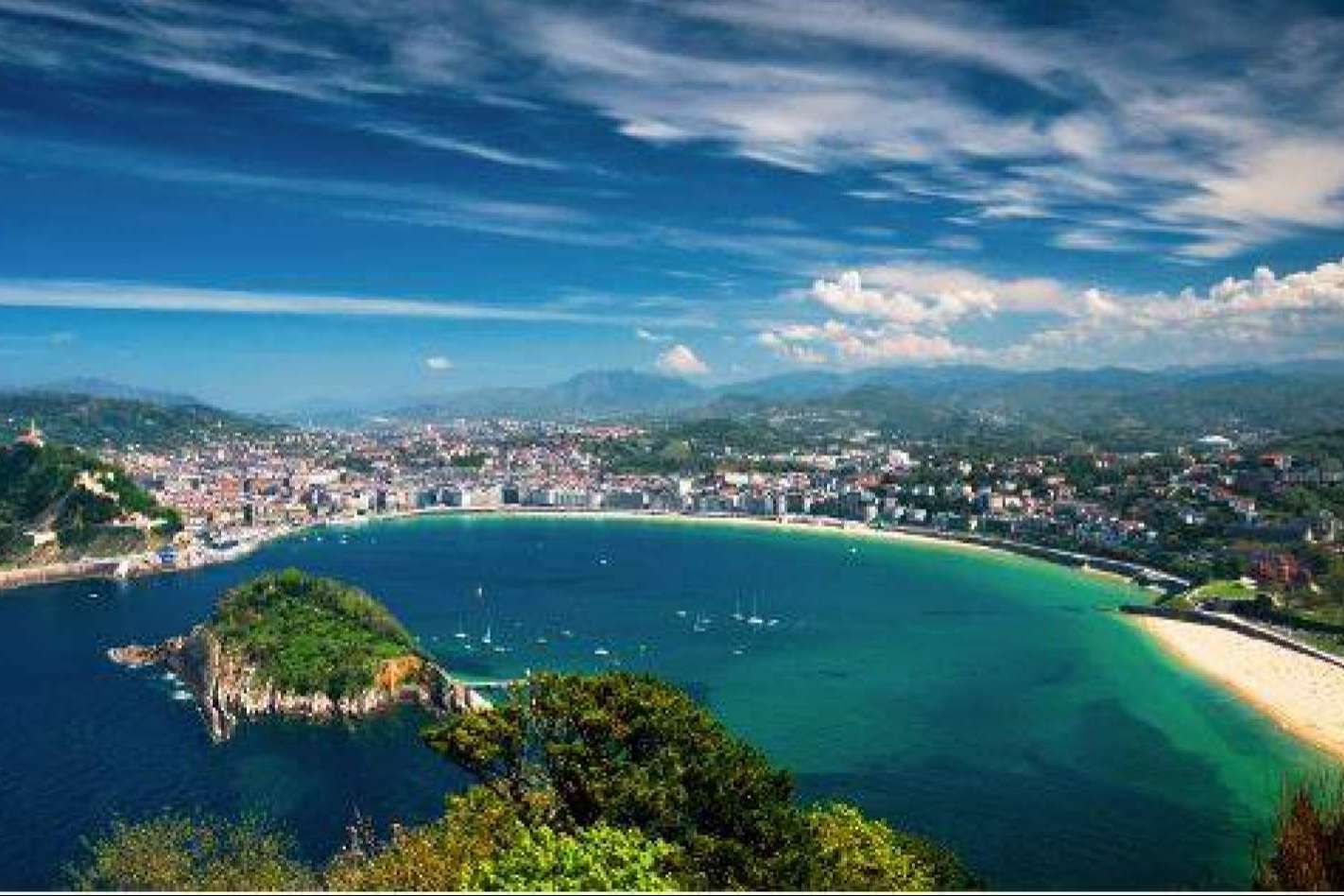 La oportunidad de vivir eventos a bordo por la bahía de San Sebastián con el Catamarán Ciudad San Sebastián