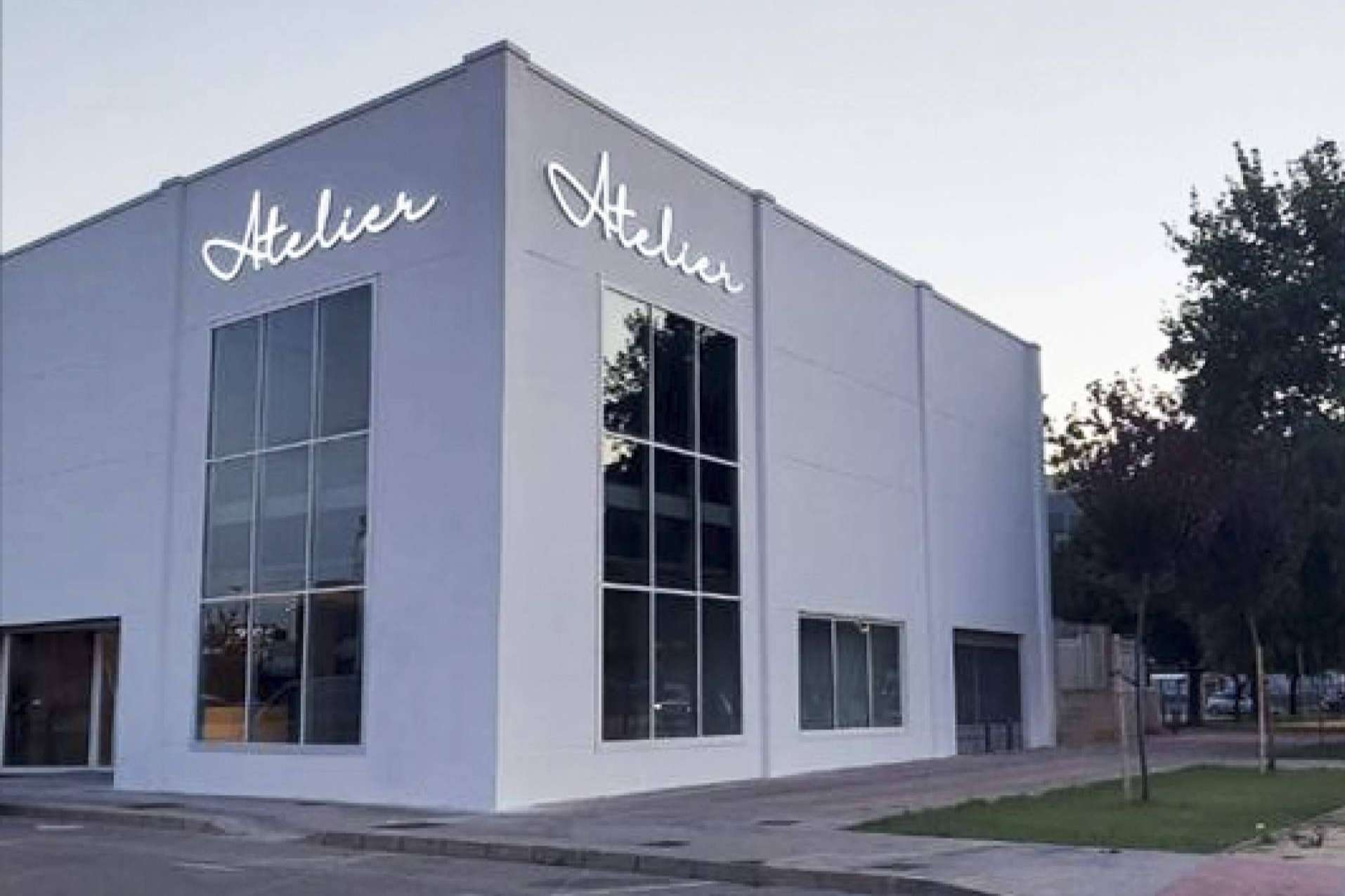 La nueva tienda de Atelier de Bodas ofrece vestidos de novia y trajes de novio en Valencia