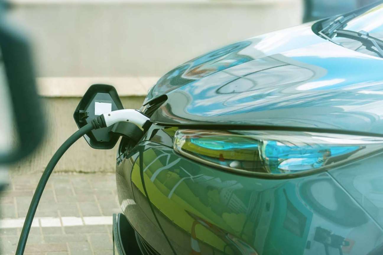 Enchufamos Tu Coche ofrece puntos de recarga para vehículos eléctricos en parking comunitario