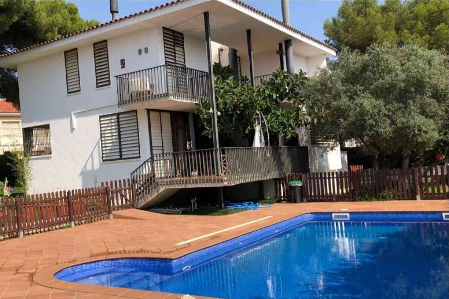 Mansión en entorno de playa y jardín con una piscina particular