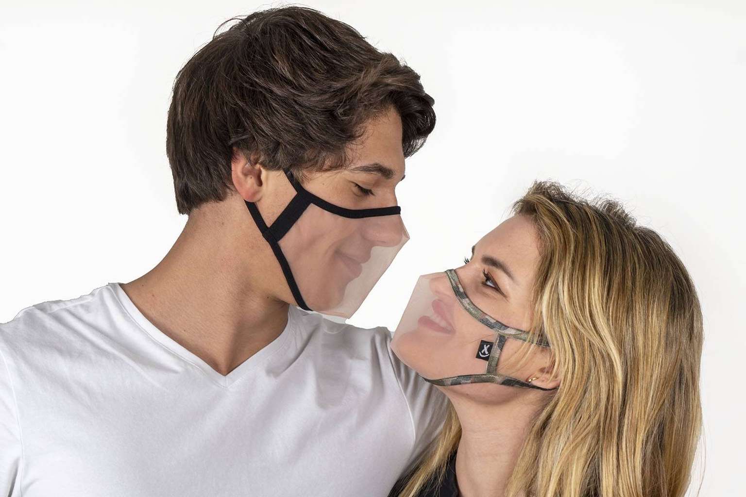 Xula ayuda a comunicarse a las personas con minusvalía auditiva con sus mascarillas transparentes
