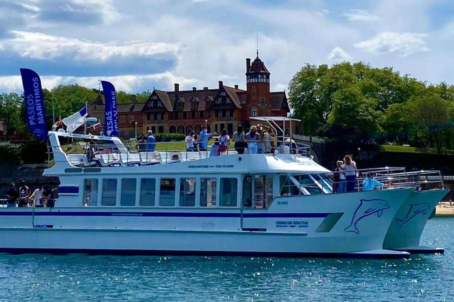 Eventos de empresa y actividades a bordo del catamarán Ciudad San Sebastián