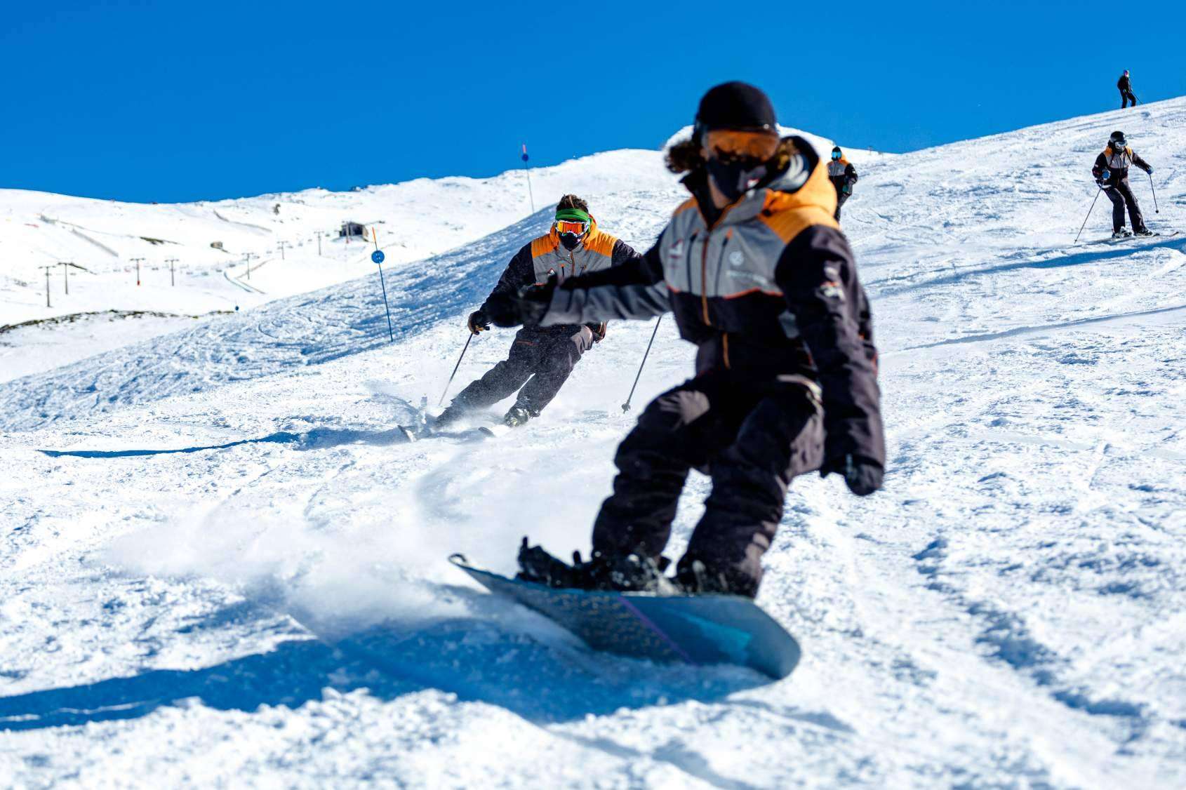 Snowmotion ofrece clases y alquiler de equipos de snowboard y esquí