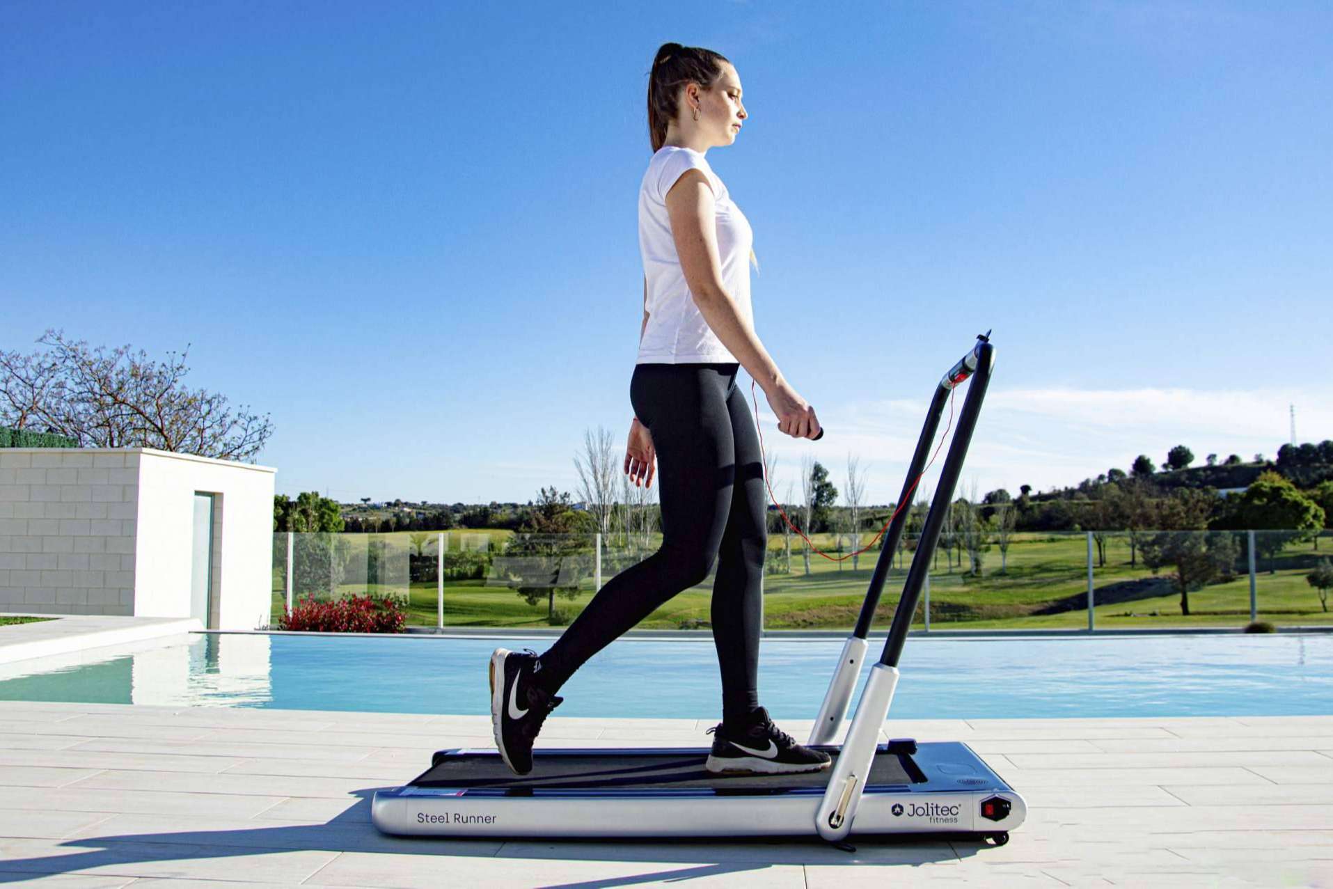 Jolitec dispone de un amplio stock de cintas de correr y bicicletas de spinning para entrenar en casa