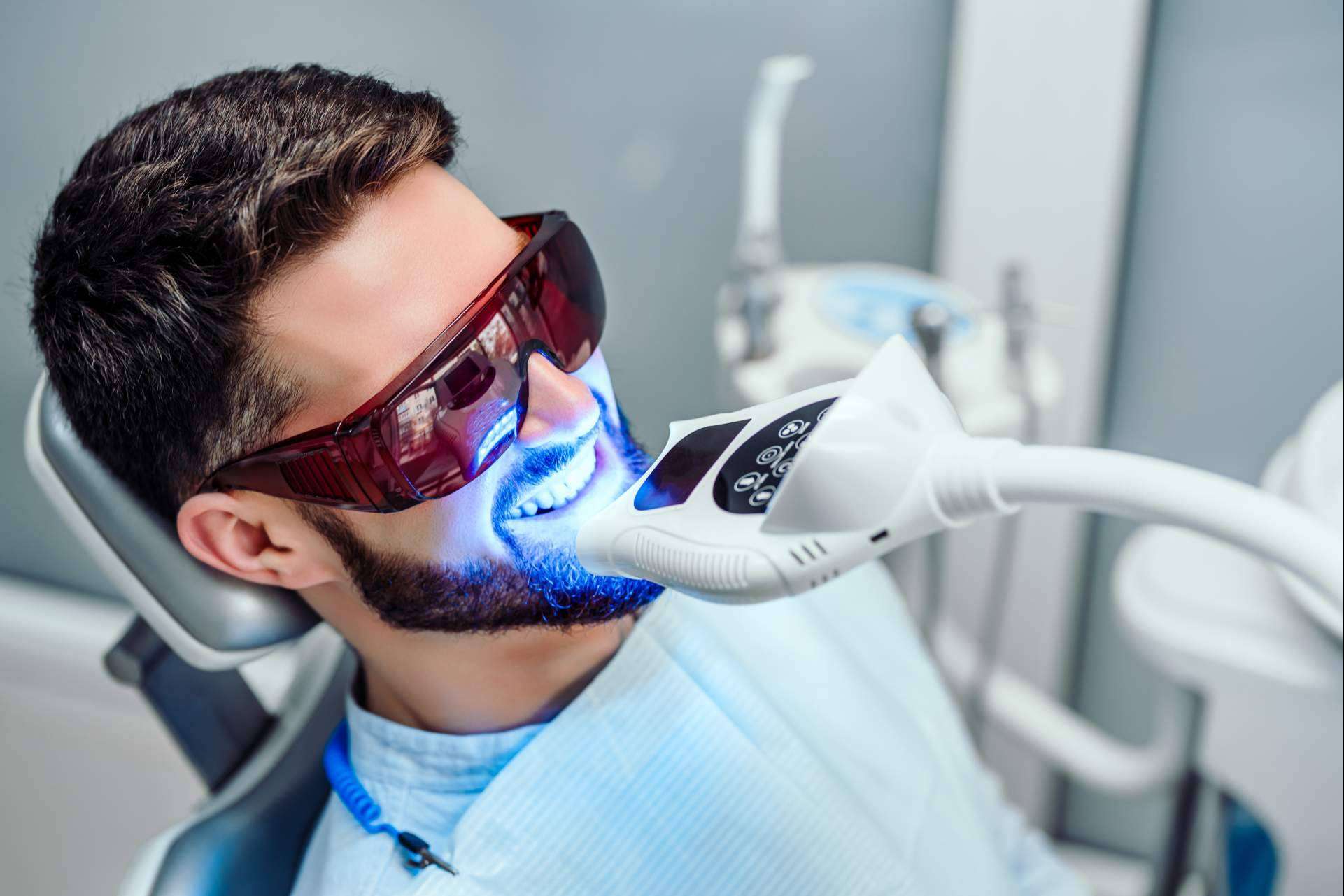 Estética dental en Collblanc para recuperar la sonrisa, de la mano de Qualident