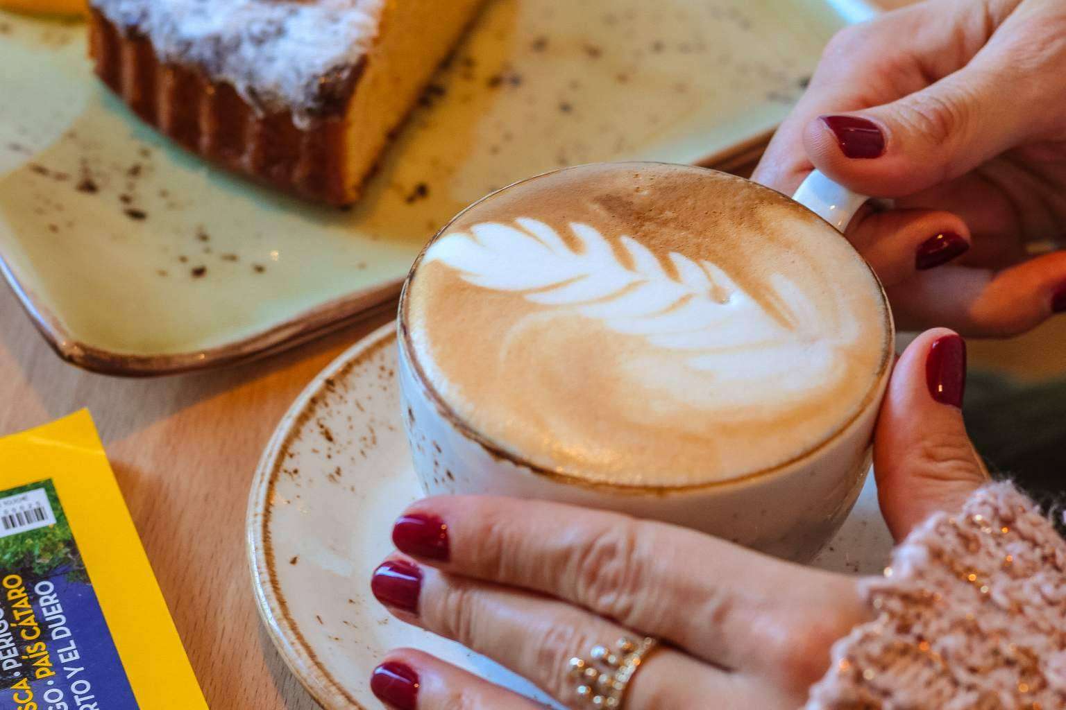 Cerca de los museos de Madrid, Patio Vertical ofrece sus desayunos y café