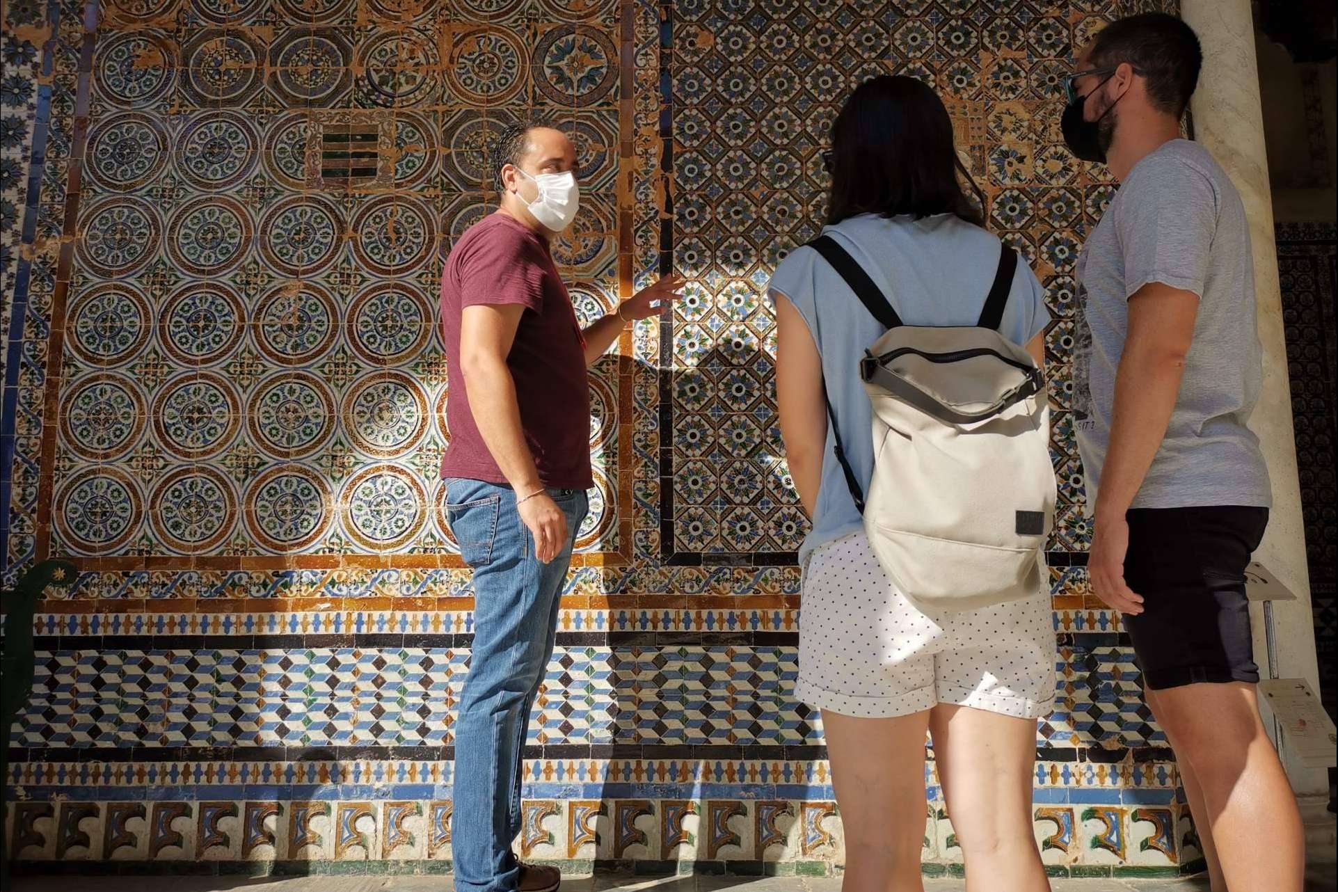 ¿Por qué se recomienda contratar un guía turístico en Sevilla?