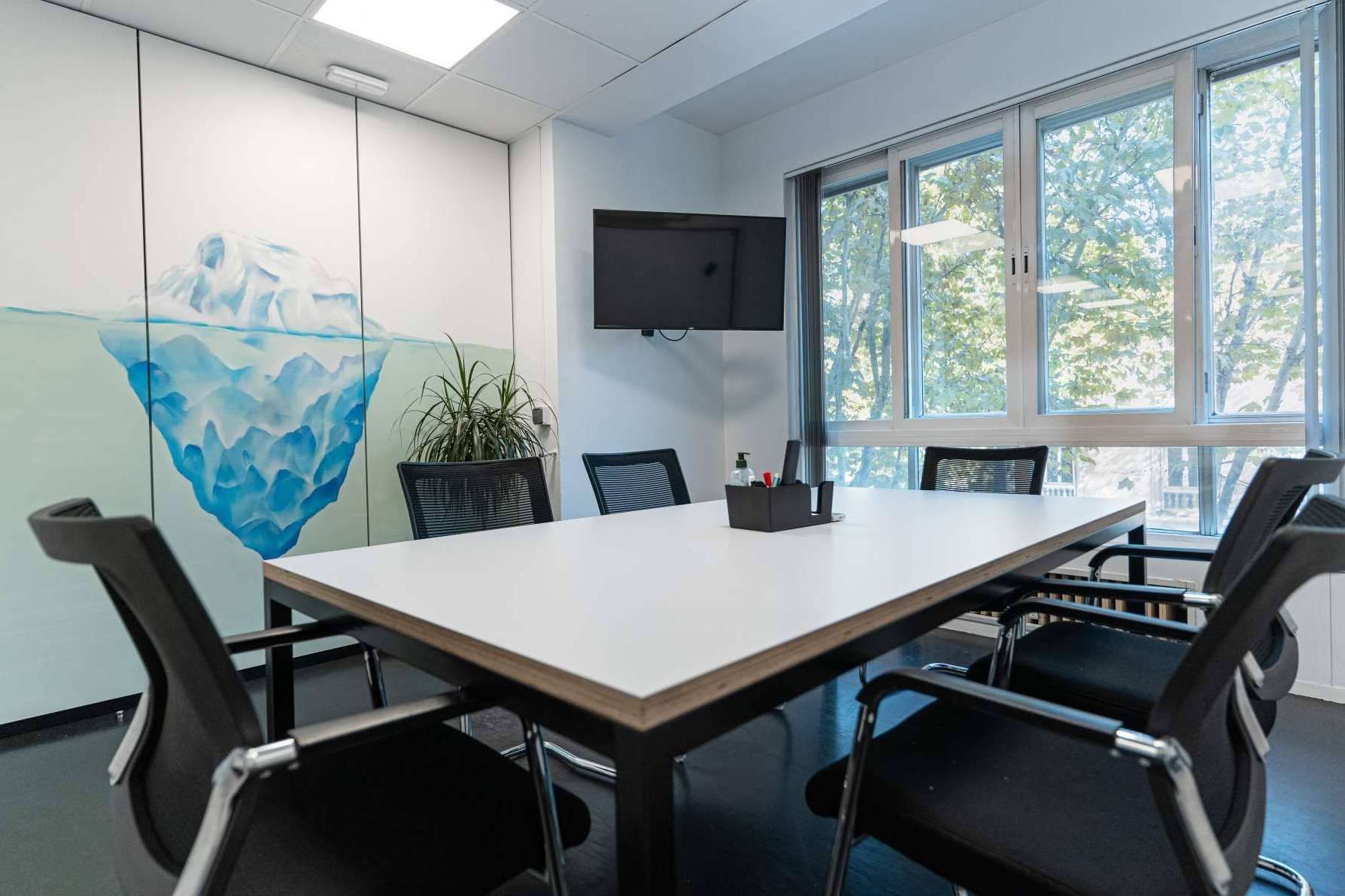 Una buena opción ante el cierre de oficinas son las salas de reuniones equipadas en Madrid de OXYGEN Workspace