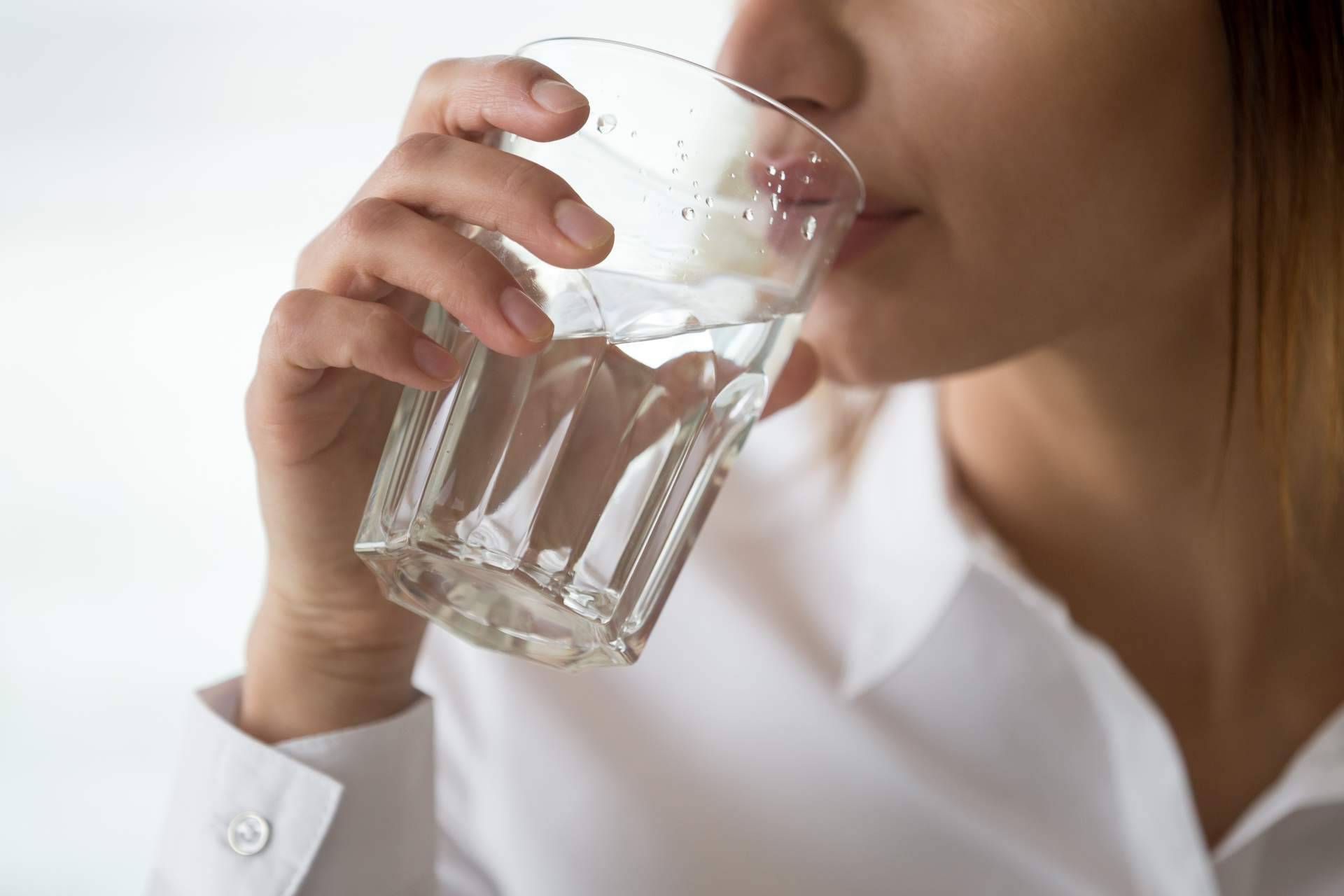 ¿Cuáles son los beneficios de beber agua en el trabajo? Atrium Salud