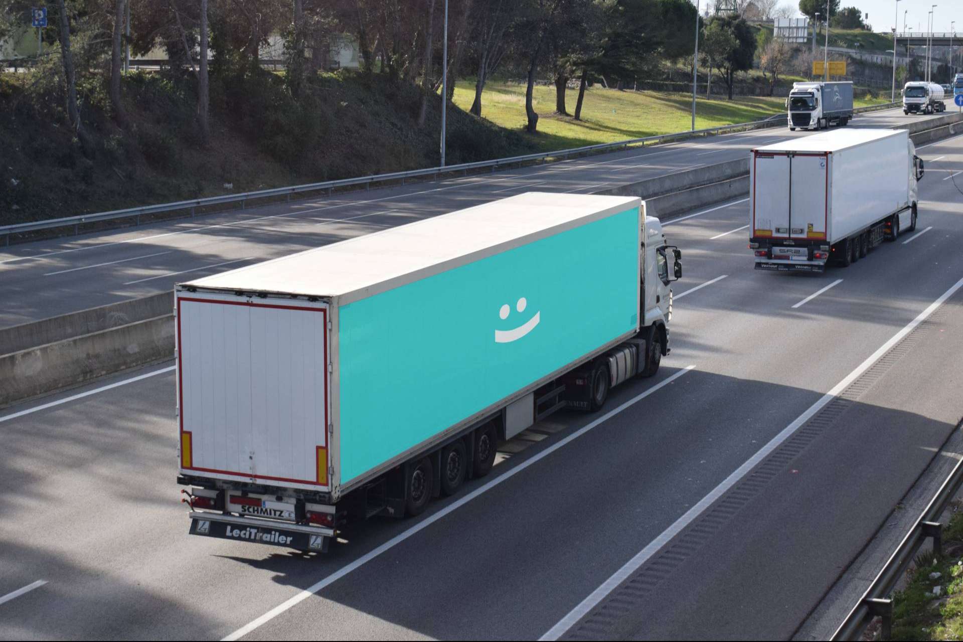 Ganar dinero con publicidad en el coche, ¿es rentable?