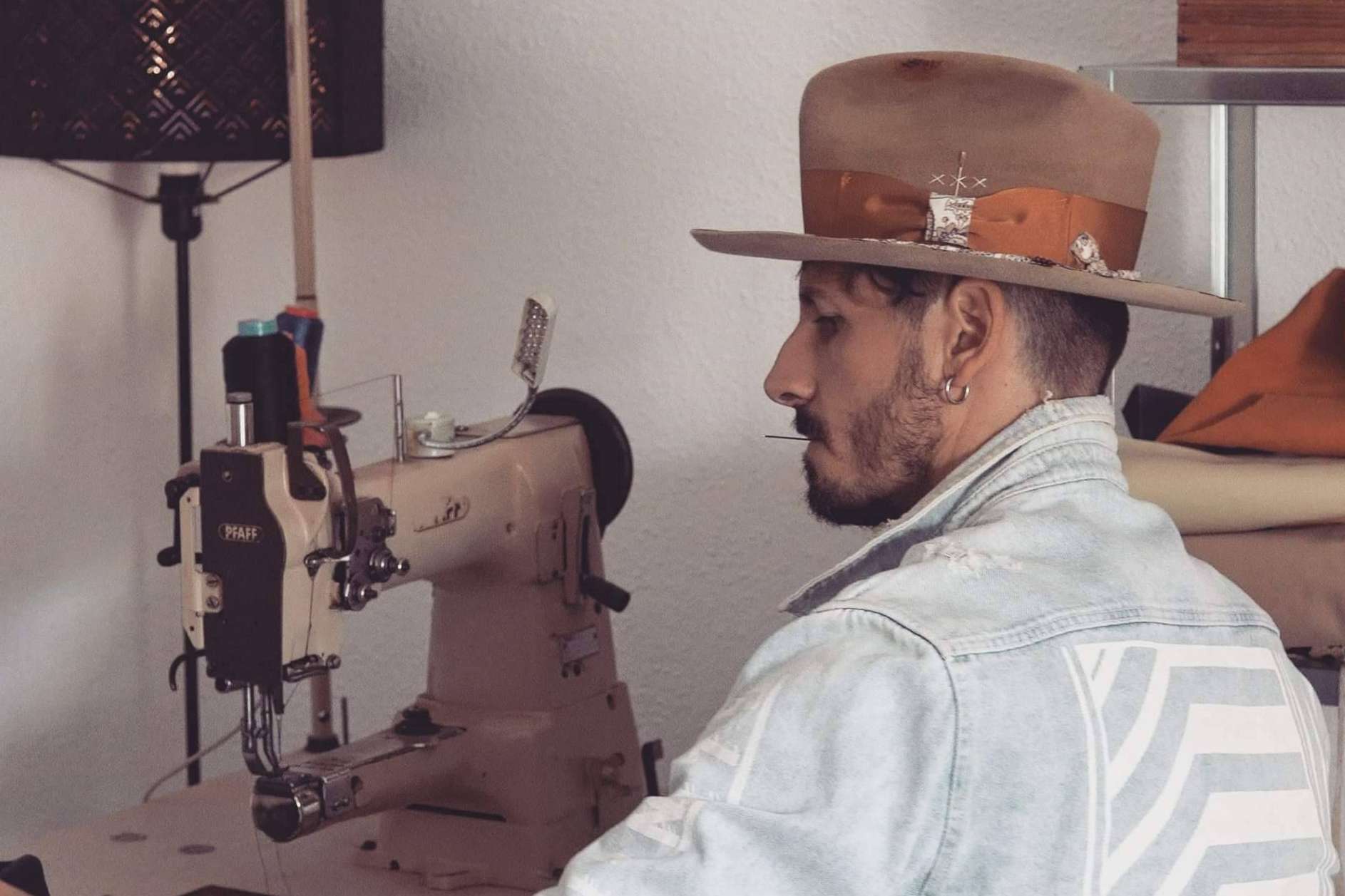 Diseñador y creador de sombreros artesanales, la inspiración de Alejandro Mateo