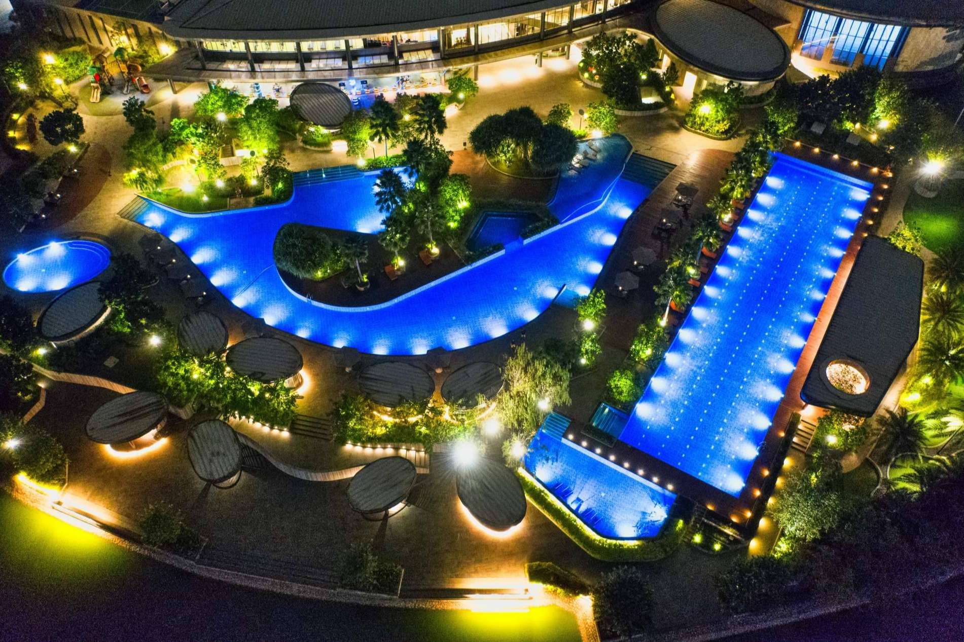 Warmpool ofrece iluminación para piscinas con focos LED