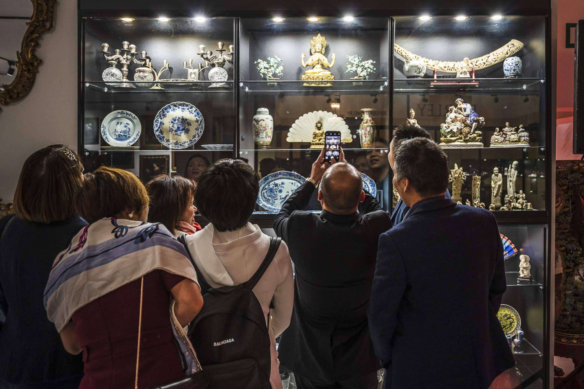 La casa de subastas especializada en antigüedades y arte asiático es Subastas Darley
