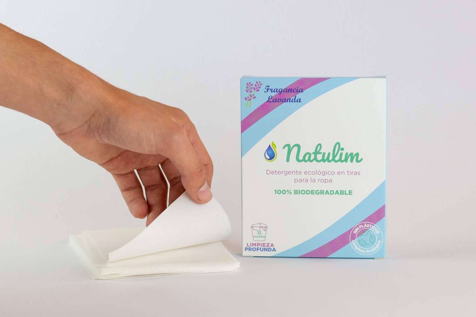 Una gran opción para lavar la ropa cuidando el medioambiente son las tiras de detergente ecológico Natulim
