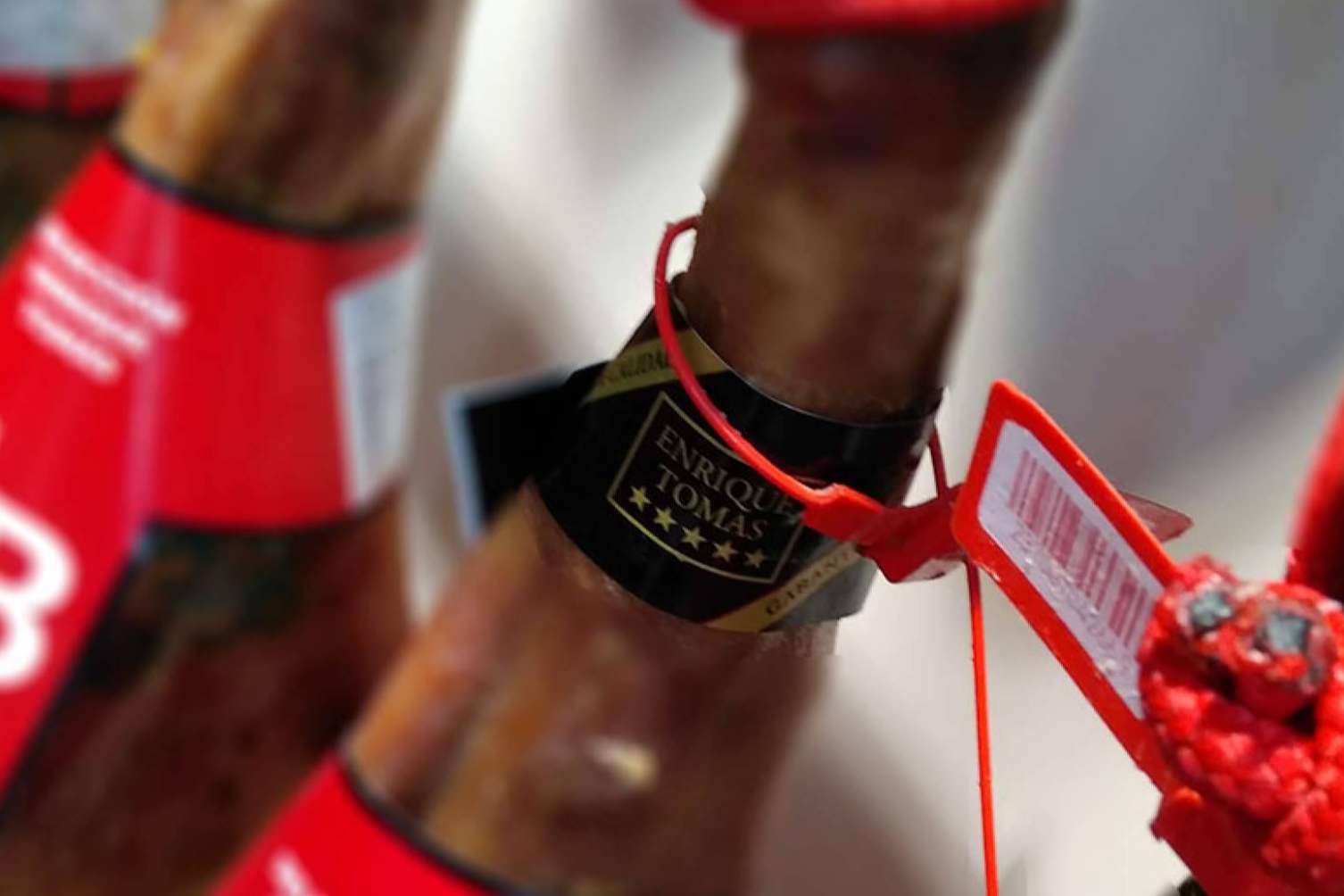 Enrique Tomás ofrece la posibilidad de adquirir jamón ibérico con garantías