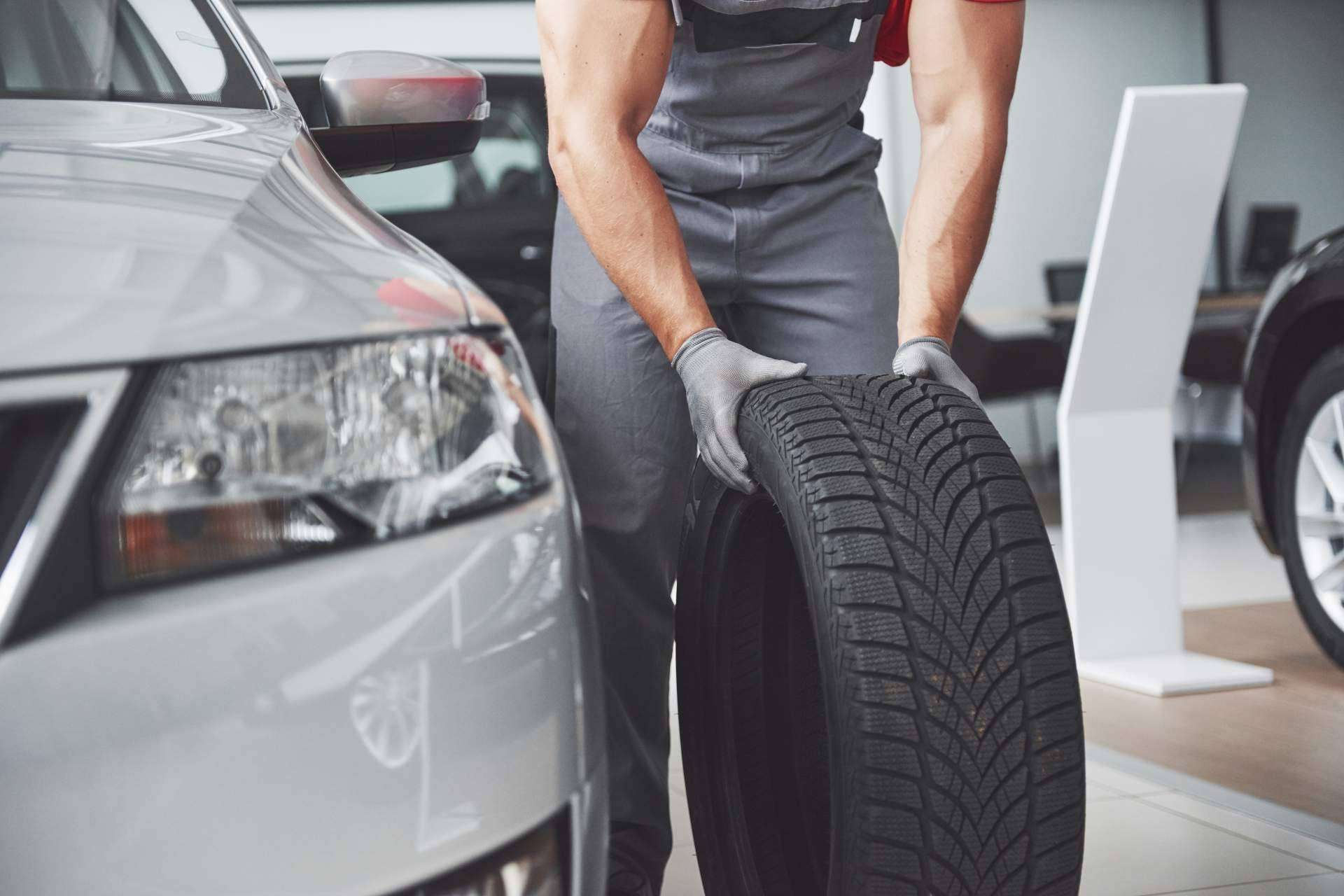 Comprar neumáticos online al mejor precio con la guía práctica de Confortauto
