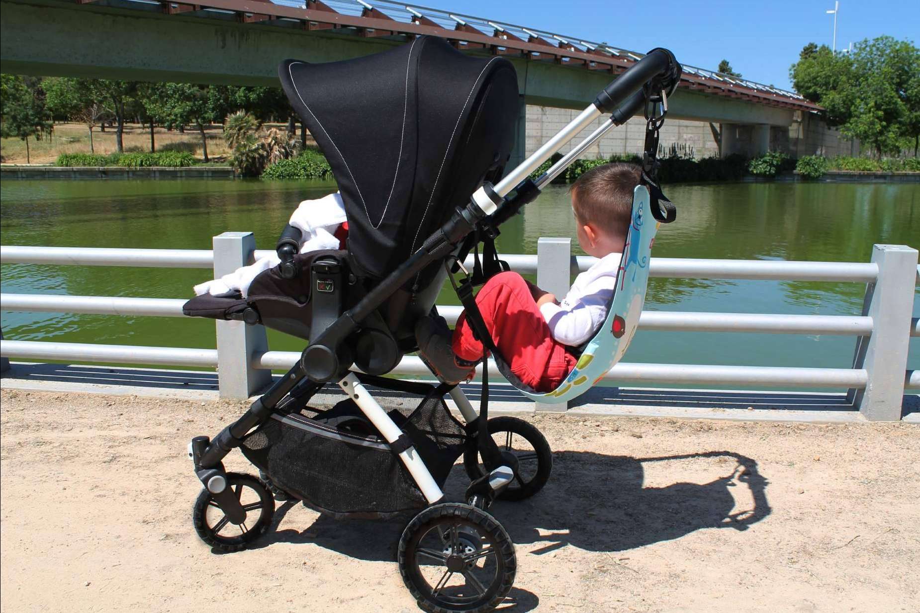 Una solución práctica para llevar a dos niños pequeños es el pack amaBABY