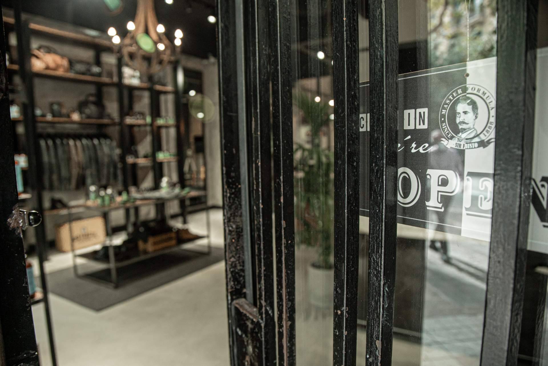 La barbería en Barcelona que está en tendencia para el cuidado del hombre, Sir Fausto