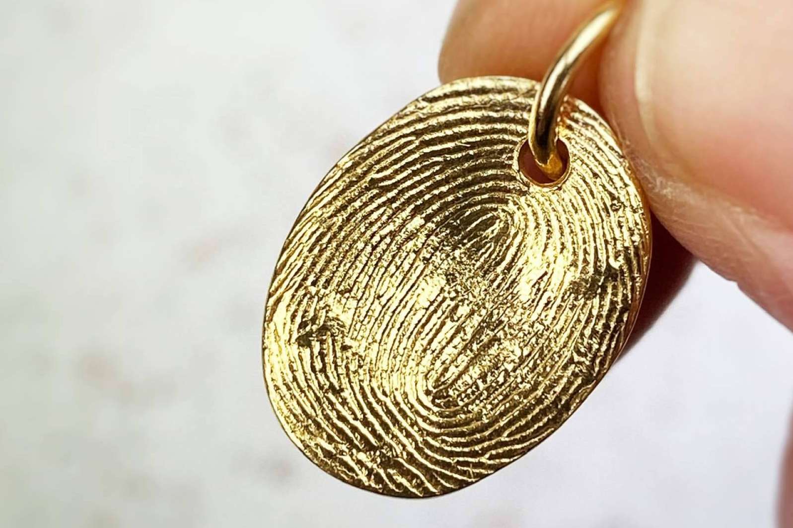 Las joyas personalizadas de Dejando Huella By Ana llevan la huella de una persona querida