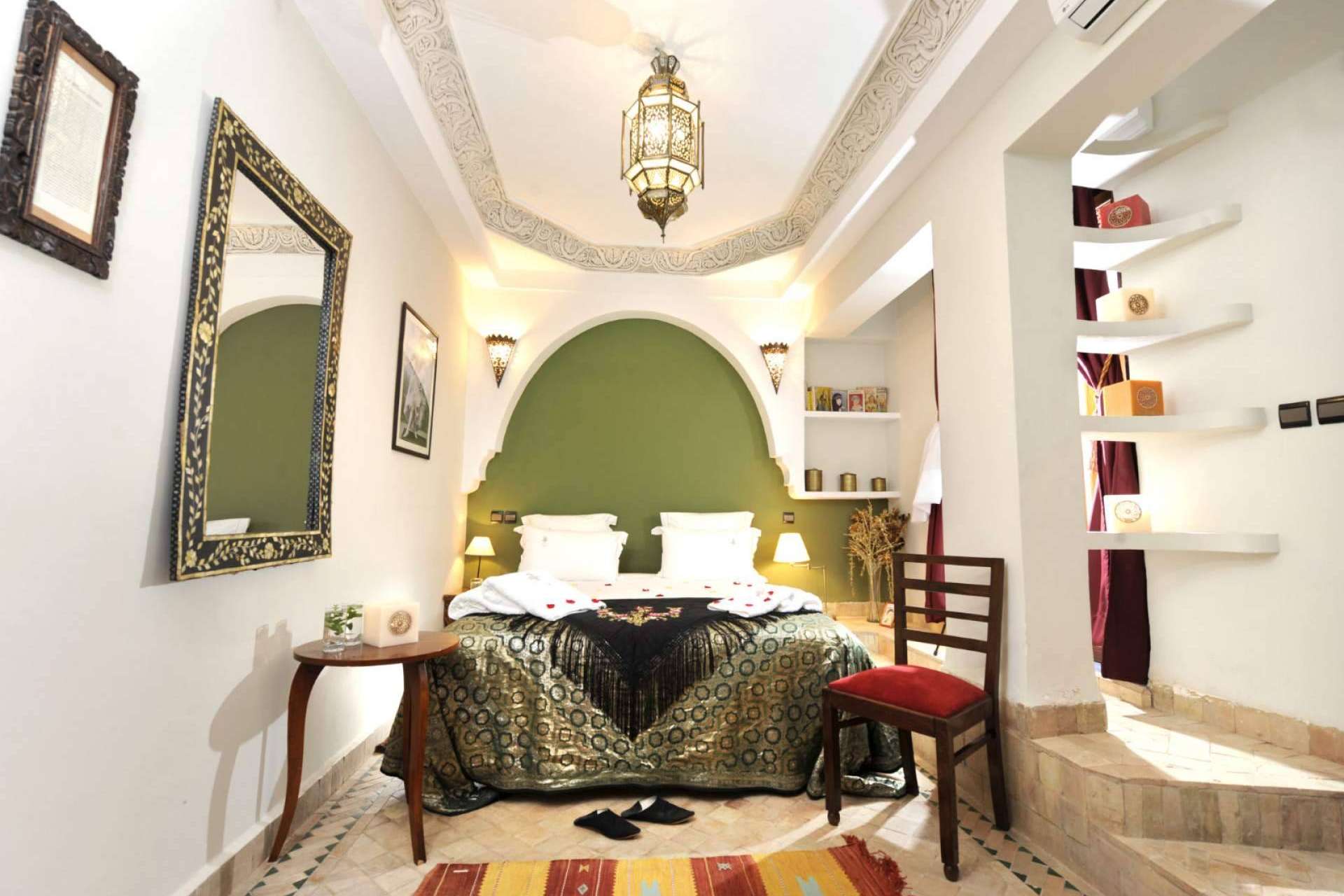 Personajes icónicos de la belle époque dan vida a las habitaciones del Riad Belle Epoque, un espacio único en Marrakech