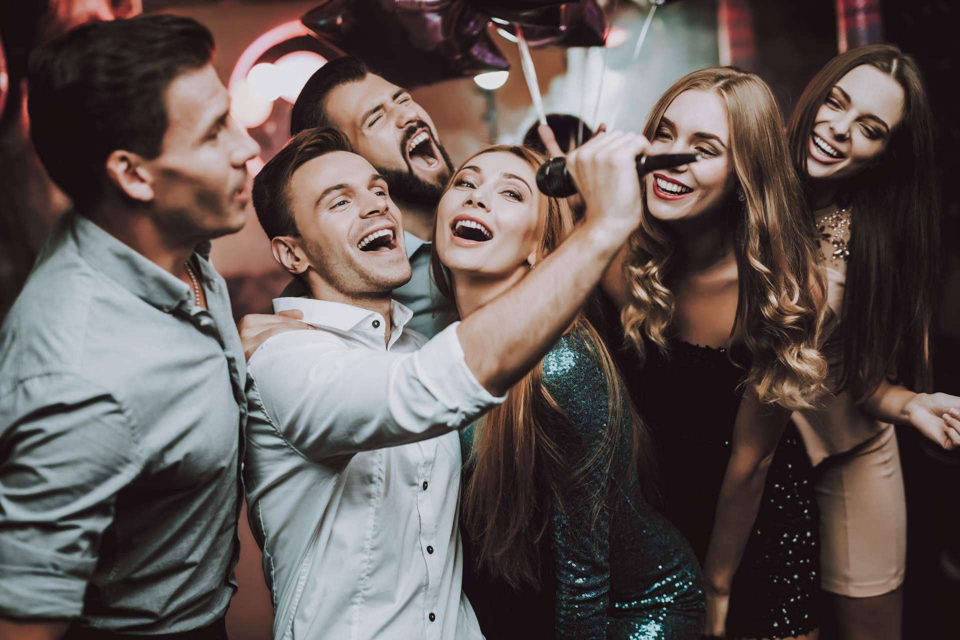 Más de 30 años de experiencia en el sector ocio nocturno con karaoke, una de las señas del equipo de Karaoke Katakana Madrid