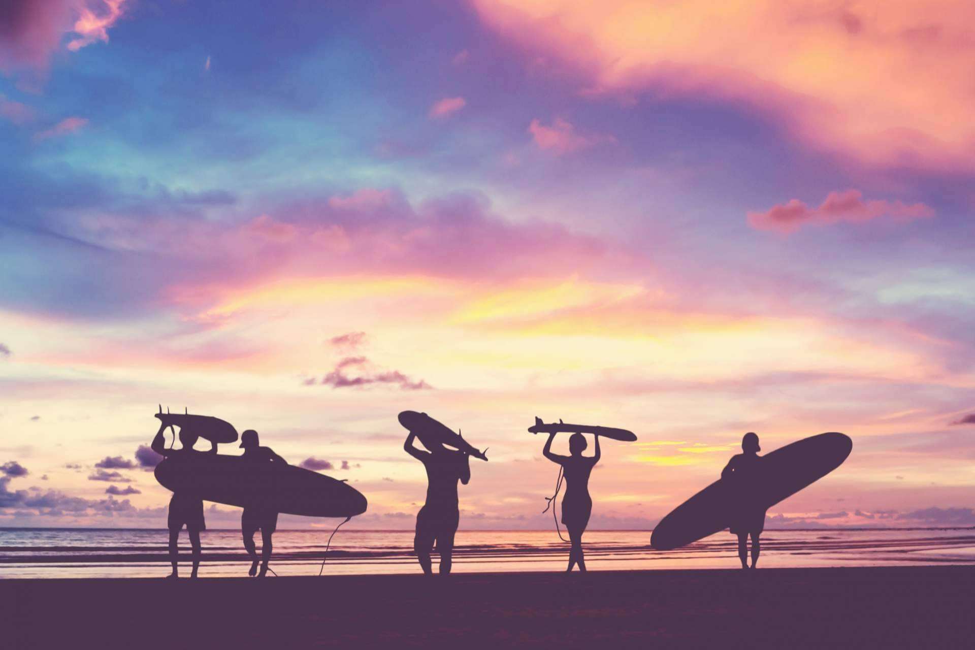 En la playa de Berria, se organiza el surf camp para adultos de Watsay
