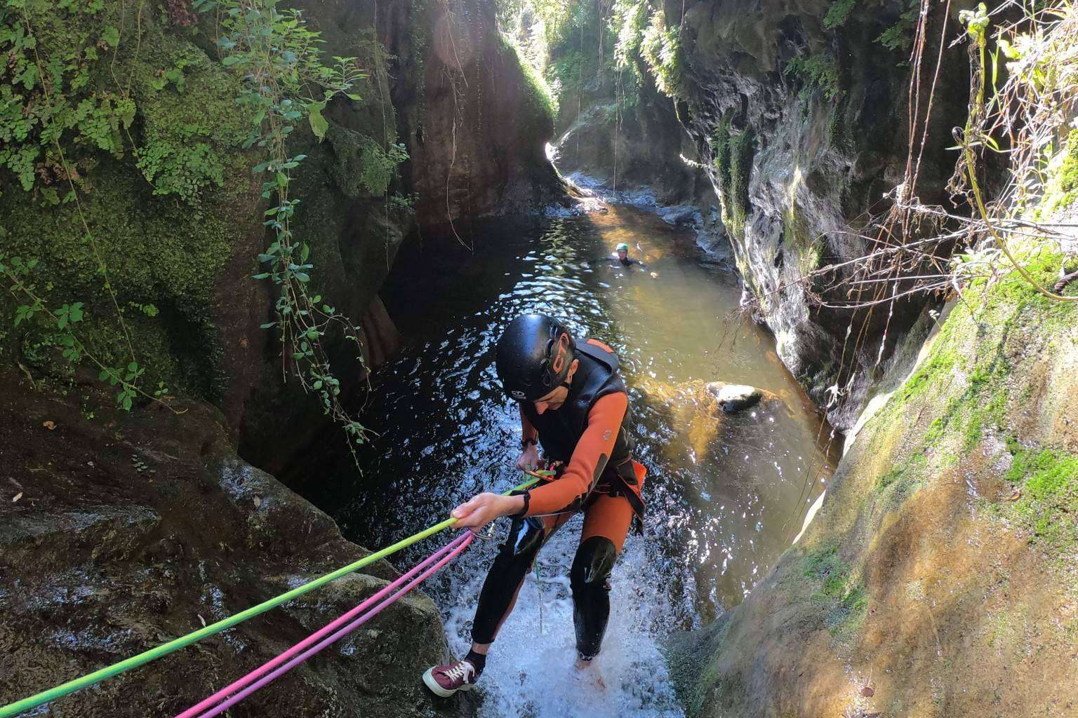 Disfrutar del barranquismo en Catalunya con Guía y Deportes de Aventura
