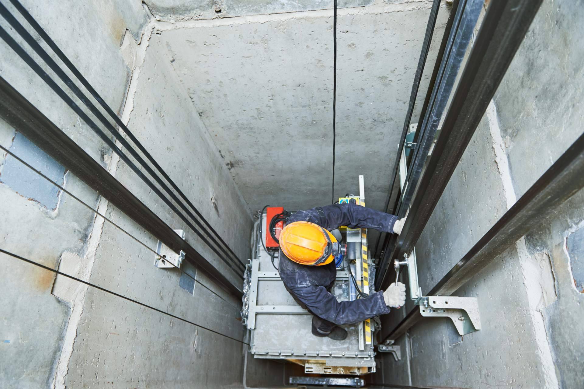 Instalación de ascensores en el patio de luces con el fin de hacer accesibles los edificios, una gran solución de Disel Studio