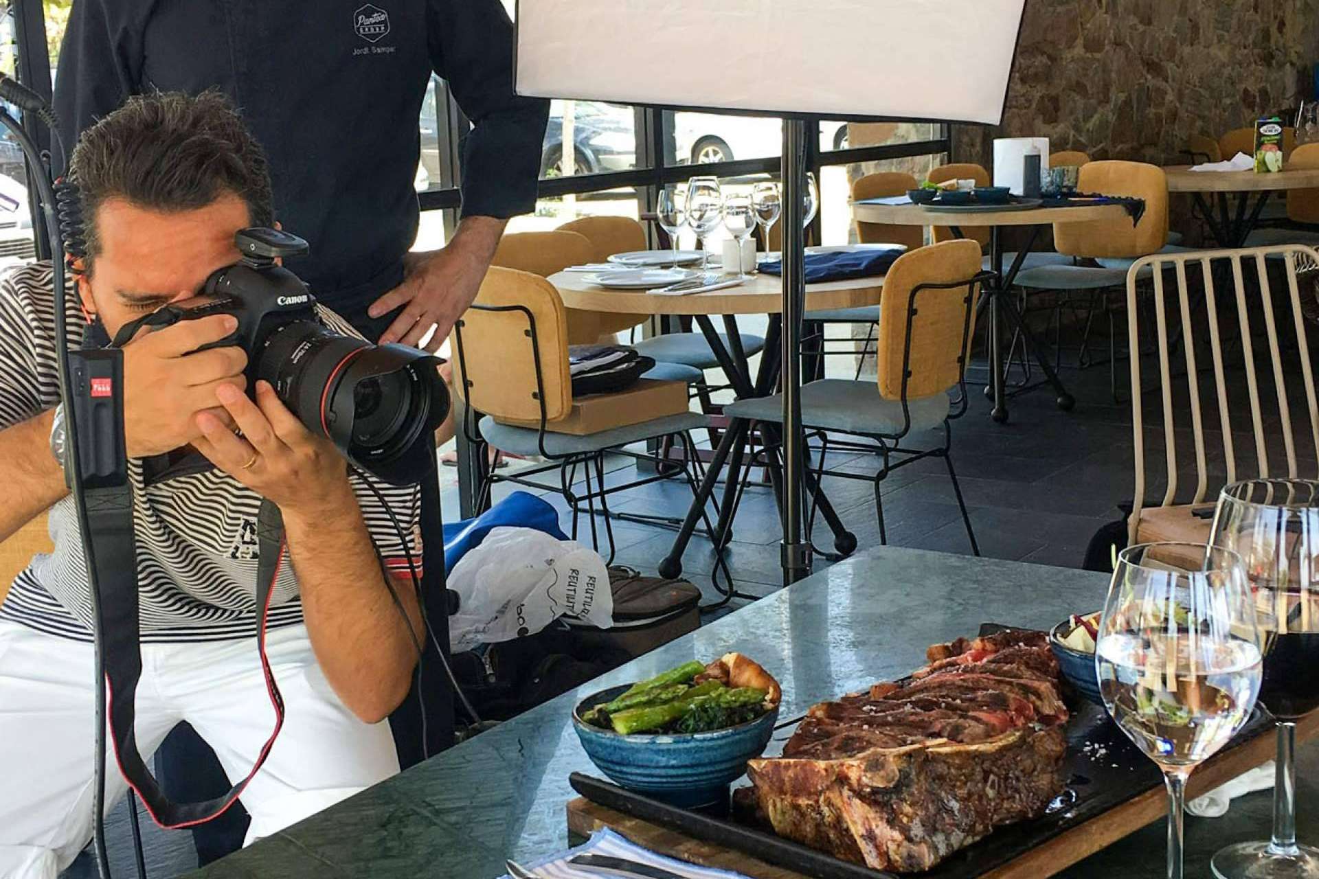 Juan Pablo Escobar es especialista en fotografía gastronómica, de interiorismo, eventos y modelos