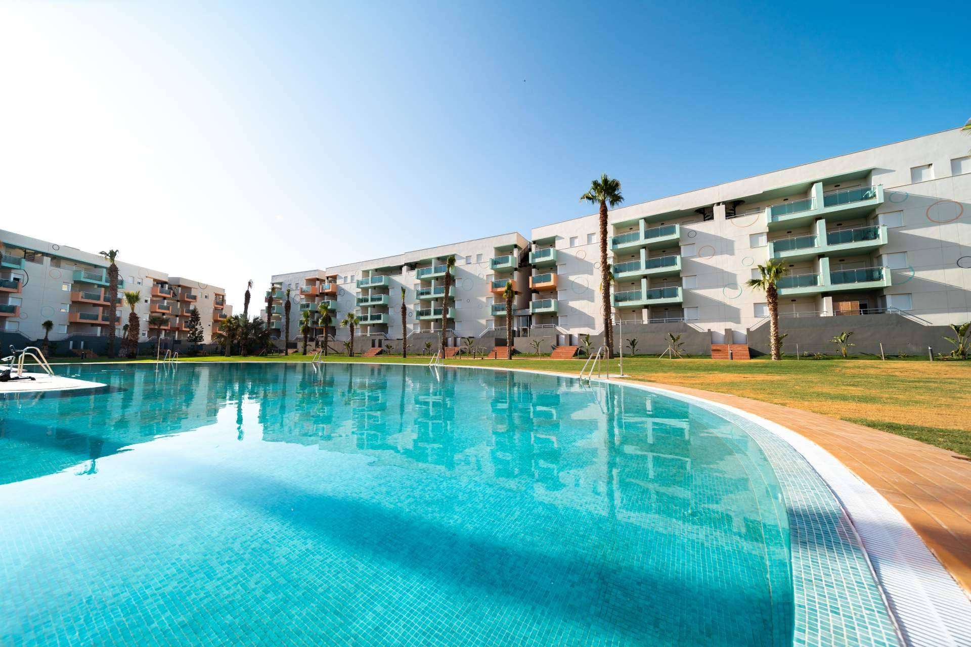 Vivir frente al mar en un apartamento en Almerimar, un lugar privilegiado de la Costa de Almería