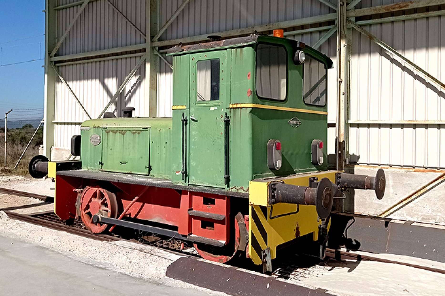 Se rescata una locomotora histórica de Saint Gobain gracias a la Fundación del Patrimonio Ferroviario