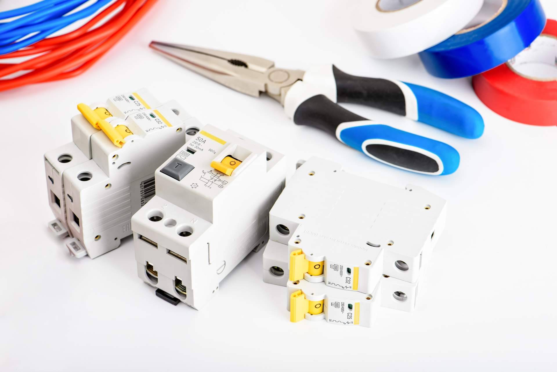 ¿Cuáles son las ventajas de utilizar un protector contra sobretensiones en el hogar?