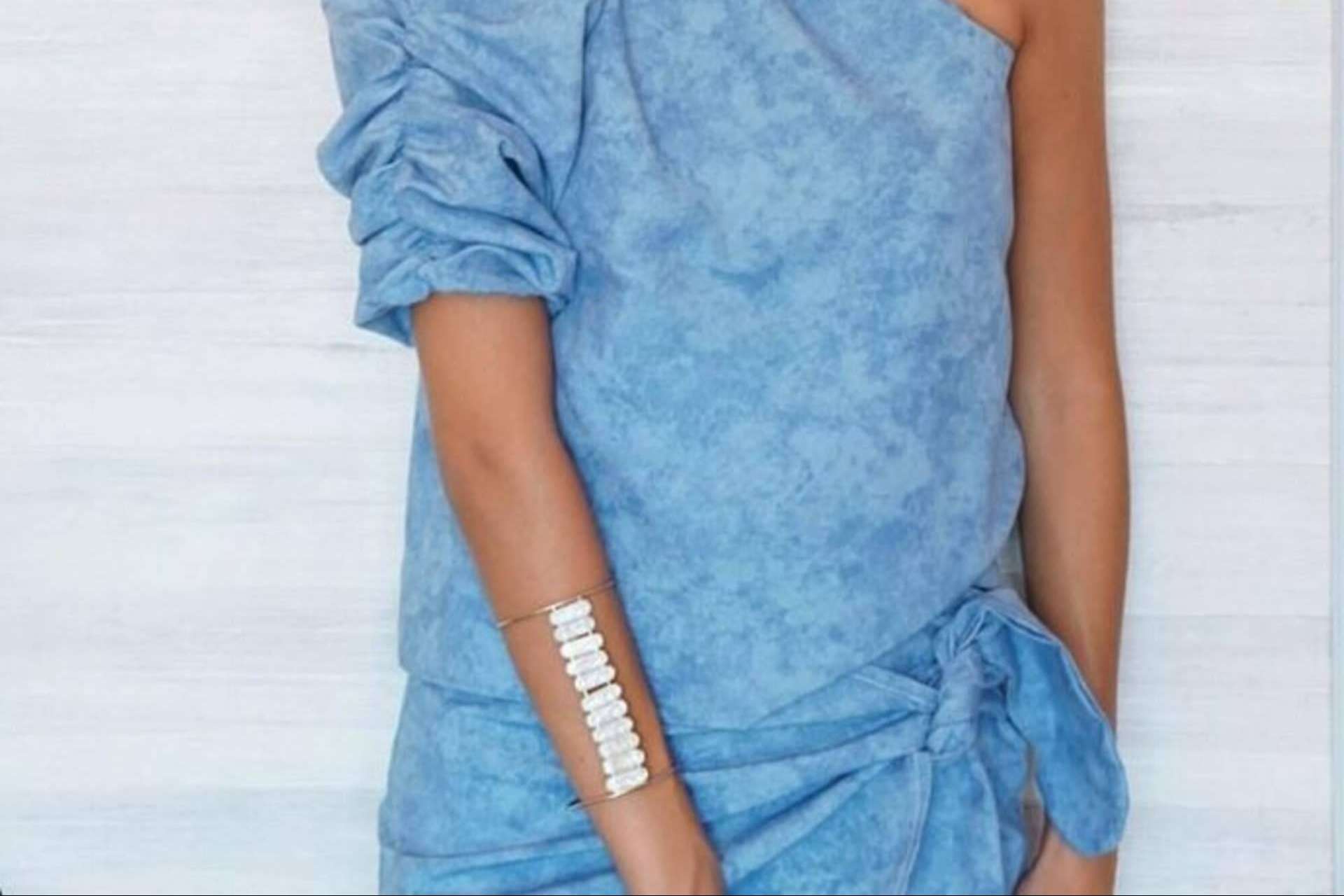 Brazaletes y chokers, la tendencia en los looks de 2023