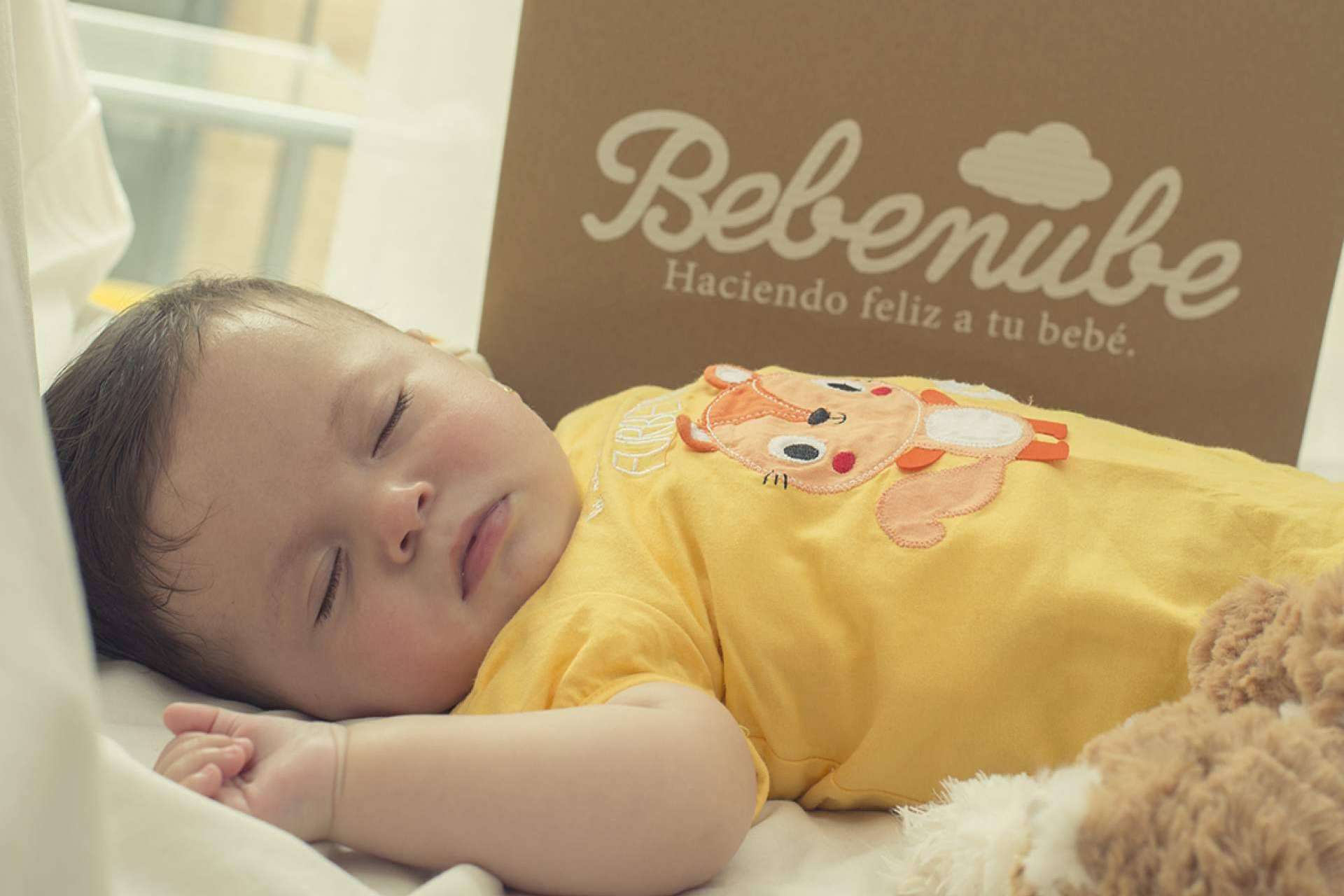 Bebenube, un servicio de suscripción para padres y madres que mensualmente envía una caja con productos para bebés