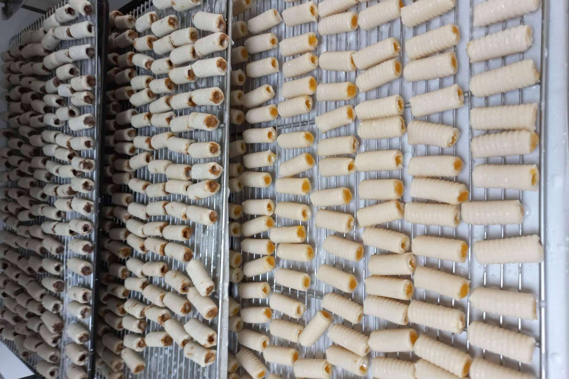 Dulces tradicionales como buñuelos y huesos de santo disponibles en El Panazo