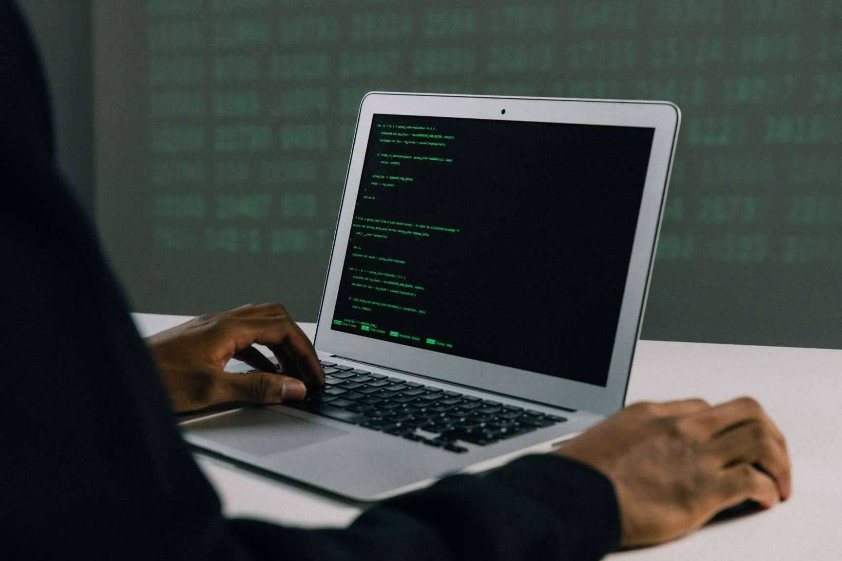 La ciberseguridad, un elemento fundamental en las empresas según el CEO de GlobátiKa Peritos Informáticos, Ángel González