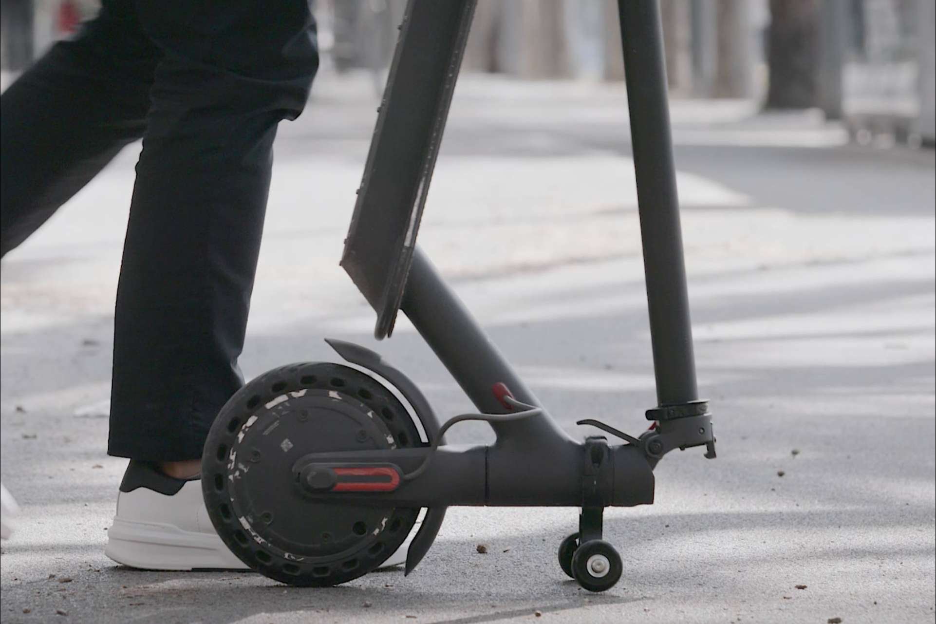 El soporte de Techmotion Electronics para guardar en vertical el patinete consigue un 25 % de su objetivo de financiación en su primera semana de campaña de crowdfunding